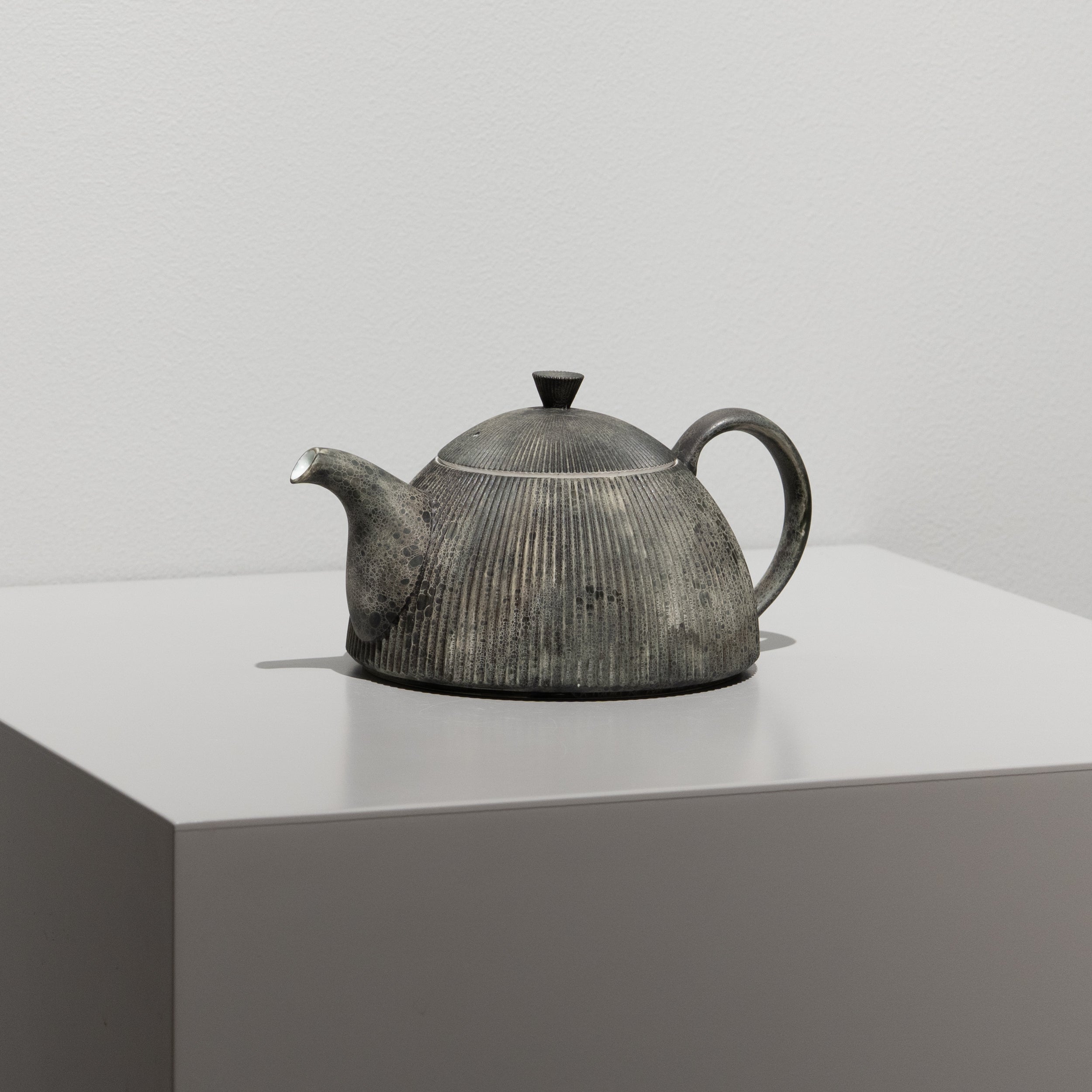 手作リティーポット 李荘窯 / Moon Surface 鎬ティーポット – HULS GALLERY TOKYO | 現代