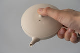 <tc>Junzo Maekawa / Round Flat Teapot (White)</tc>