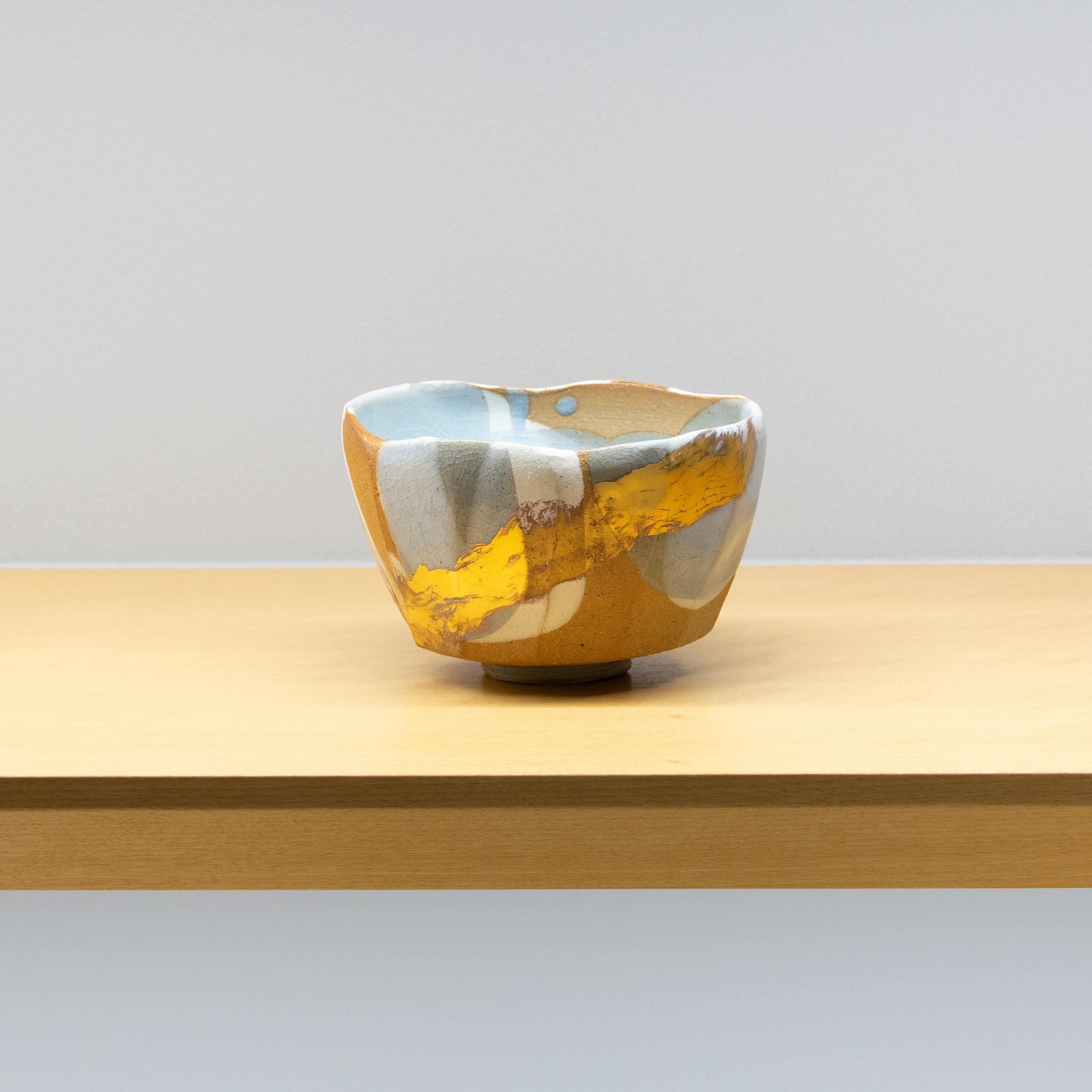 松林豊斎 / 茶碗 月白釉流シ金彩（一点物） – HULS GALLERY TOKYO