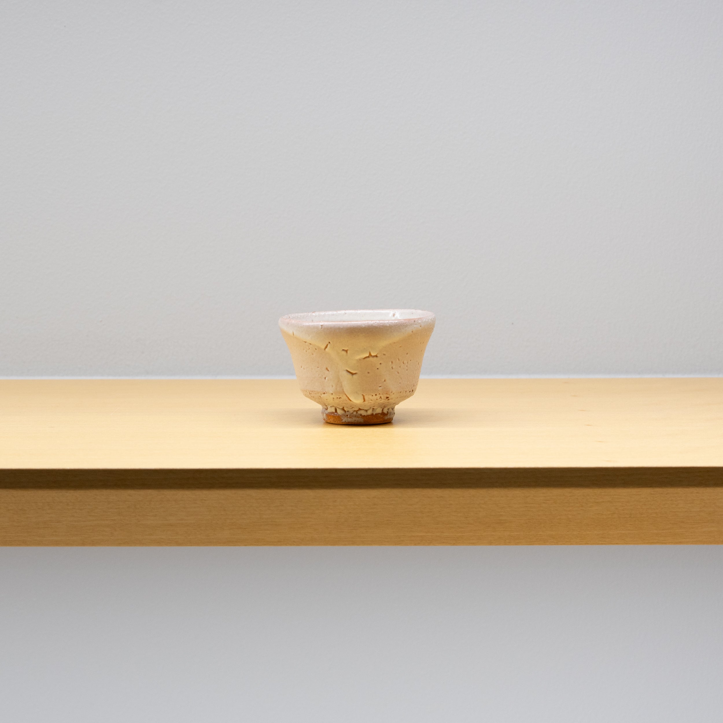 田原崇雄 / 白釉ぐい呑（一点物） – HULS GALLERY TOKYO | 現代工芸
