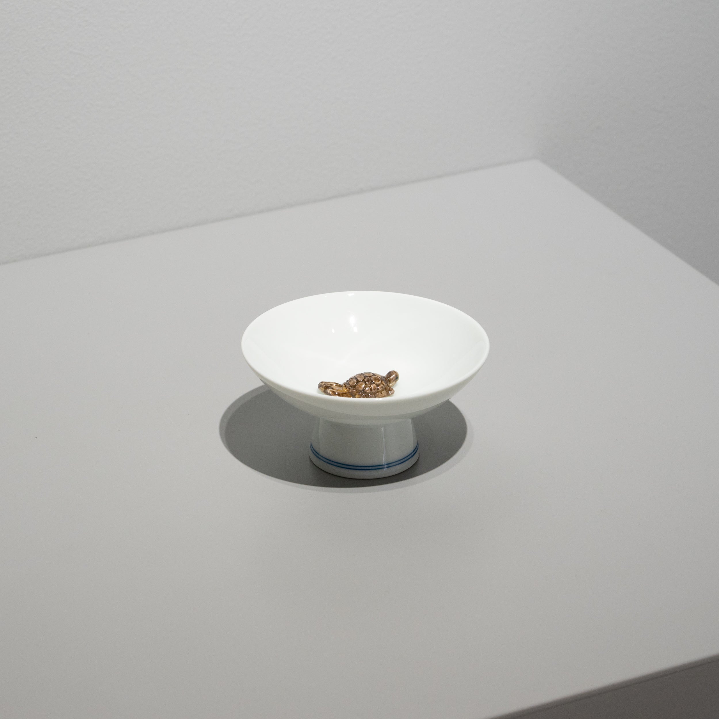 泳酒亀 平盃 – HULS GALLERY TOKYO | 現代工芸ギャラリー