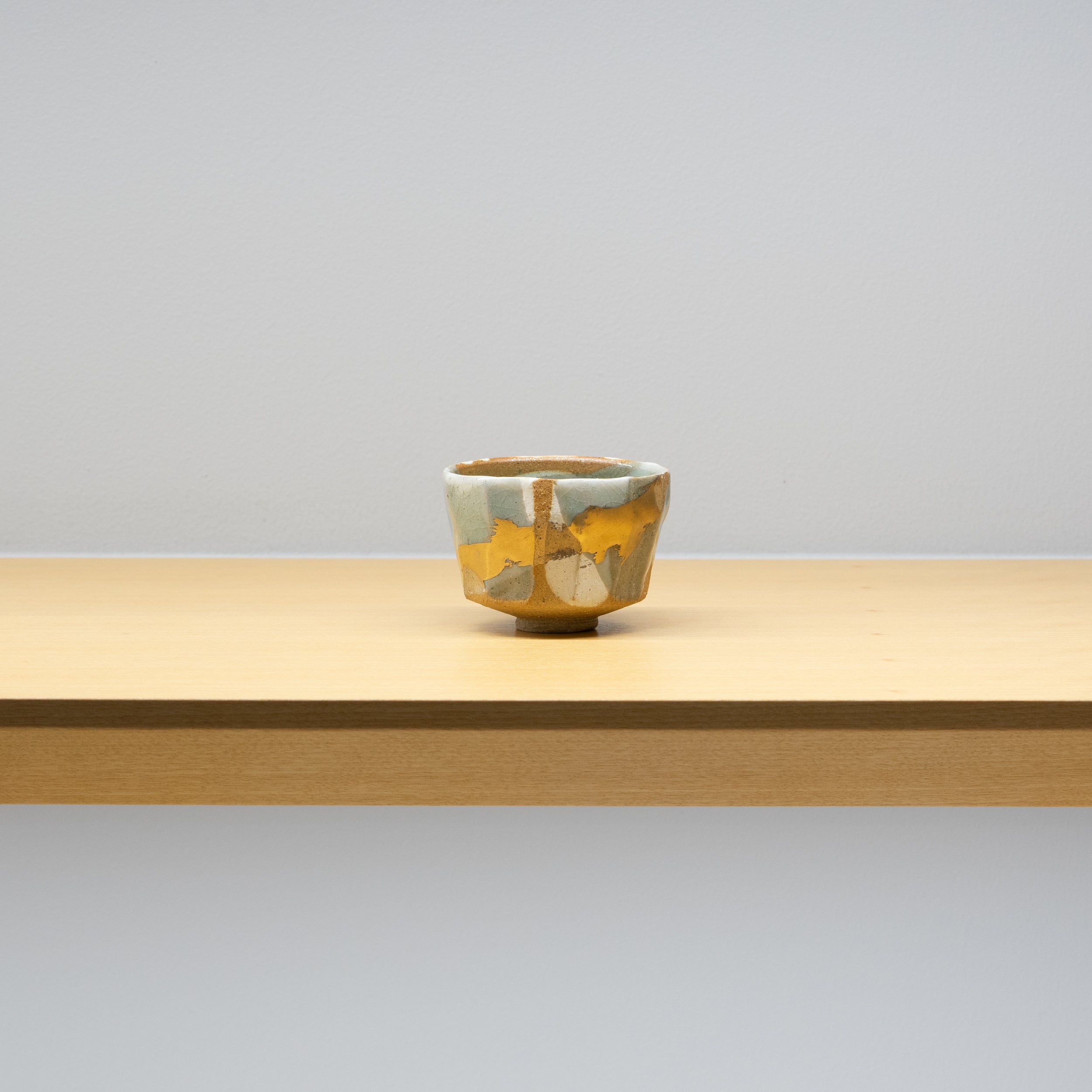 松林豊斎 / 酒呑 青磁釉流シ金彩（一点物） – HULS GALLERY TOKYO