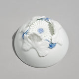 平戸菊蝶飾丸形杯(葉三方割)