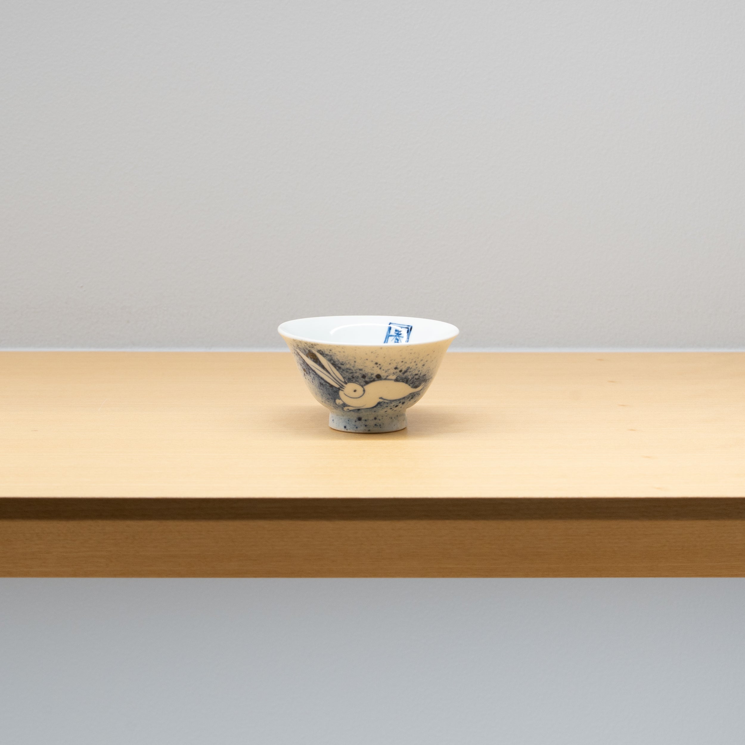 染付 ぐい呑 春白兎（一点物） – HULS GALLERY TOKYO | 現代工芸ギャラリー