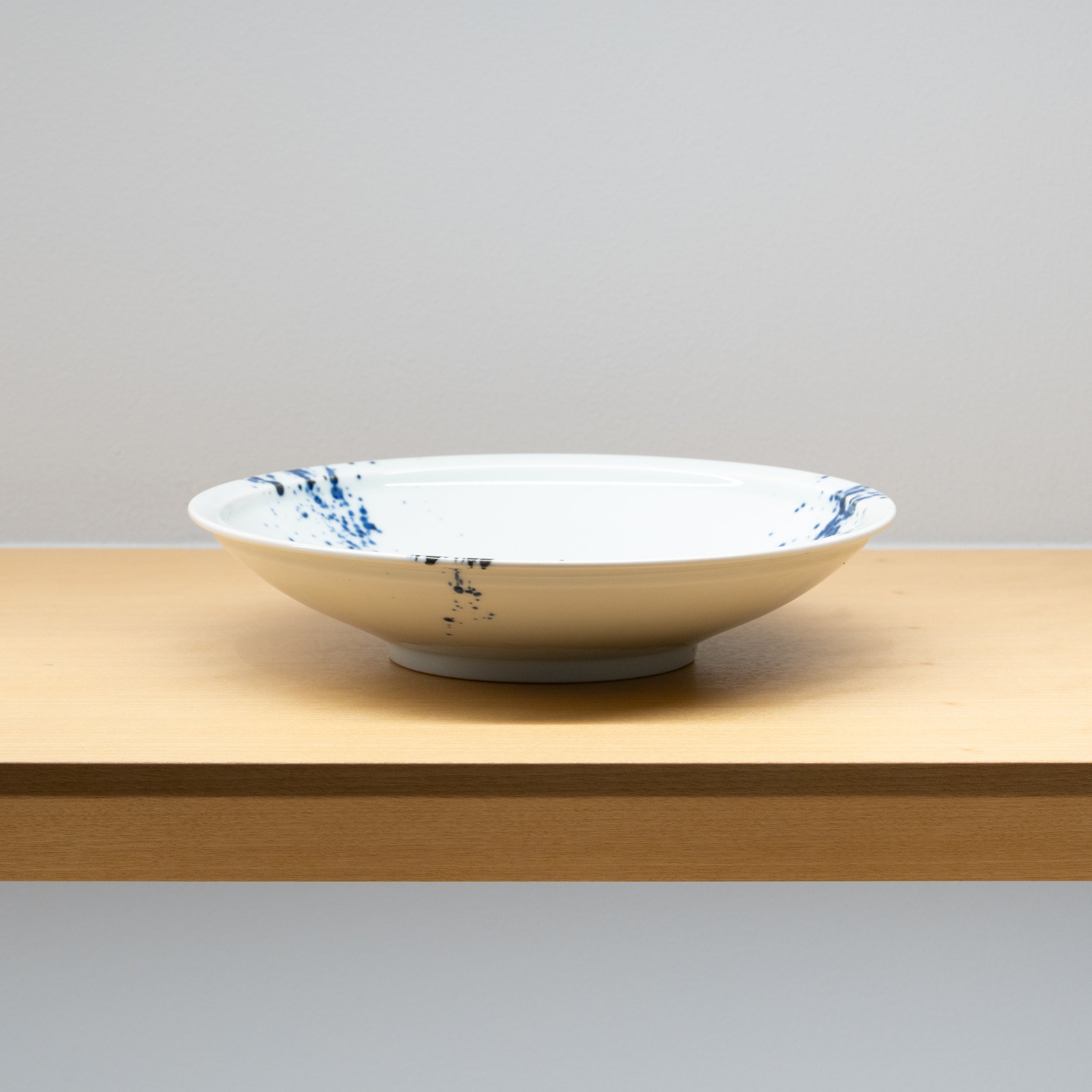 三方吹墨渕付7寸皿 – HULS GALLERY TOKYO | 現代工芸ギャラリー
