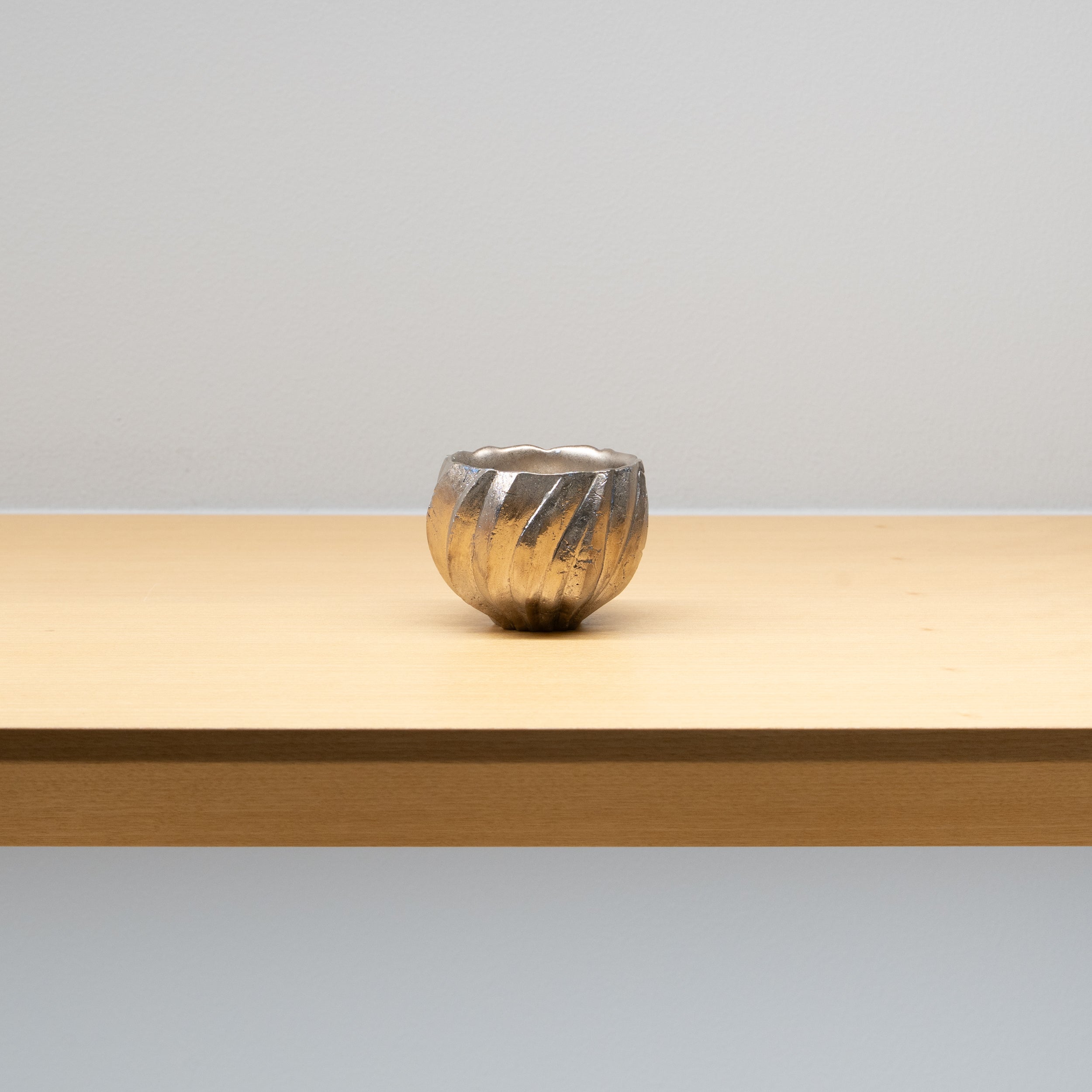 高橋奈己 / プラチナ彩呉須盃（一点物） – HULS GALLERY TOKYO | 現代
