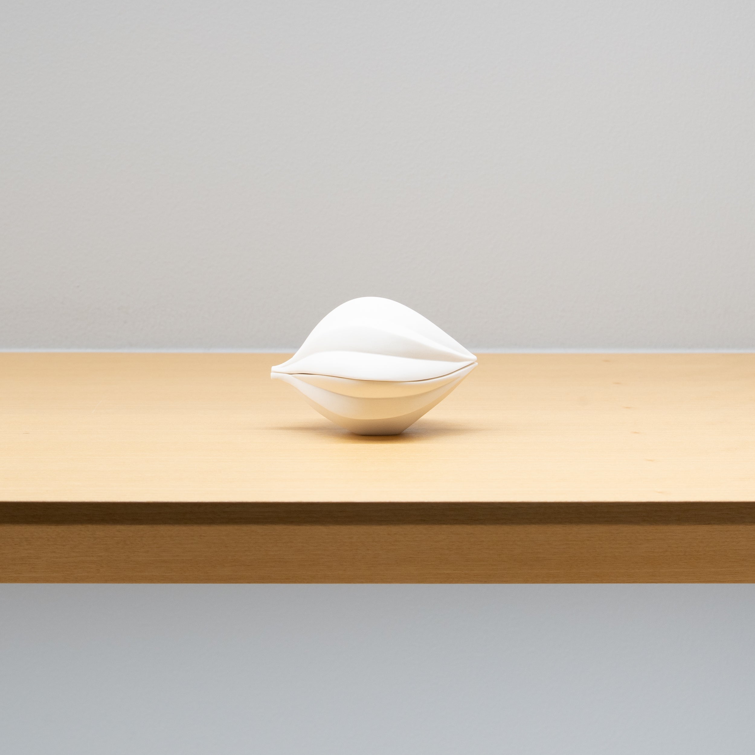 高橋奈己 / 白磁の実（一点物） – HULS GALLERY TOKYO | 現代工芸
