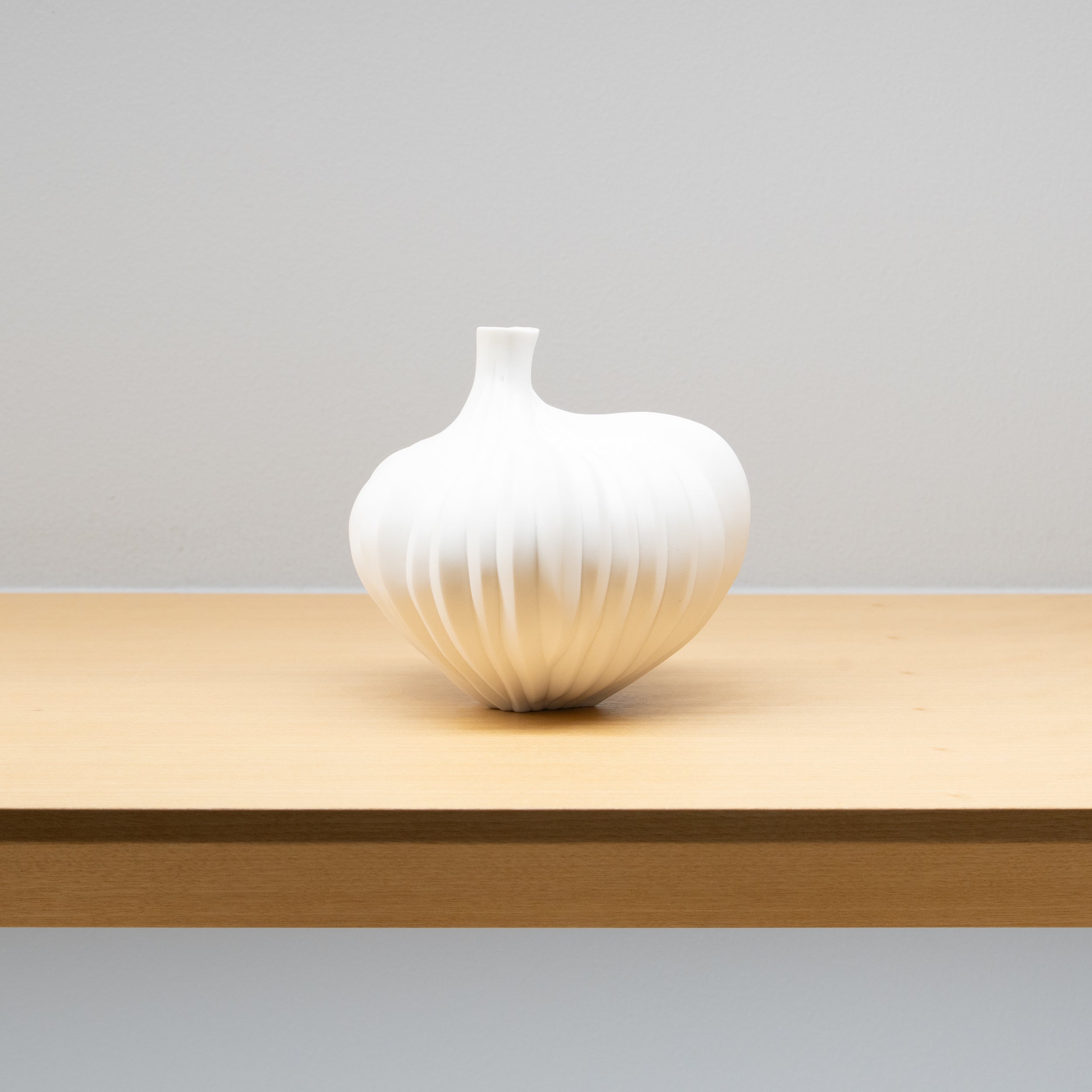 高橋奈己 / 白磁の実（一点物） – HULS GALLERY TOKYO | 現代工芸