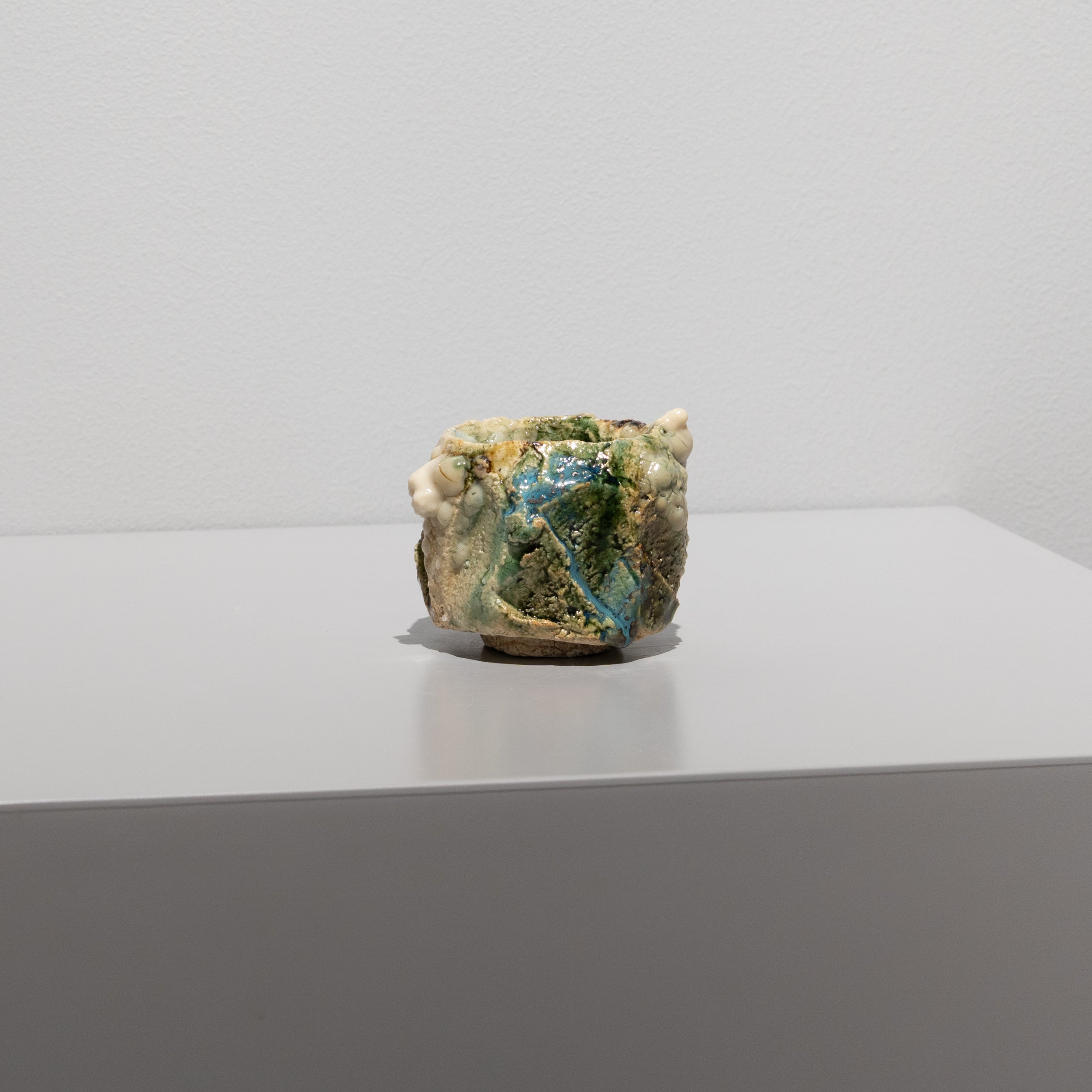 福島一紘 / 織部梅花皮手ぐい呑（一点物） – HULS GALLERY TOKYO