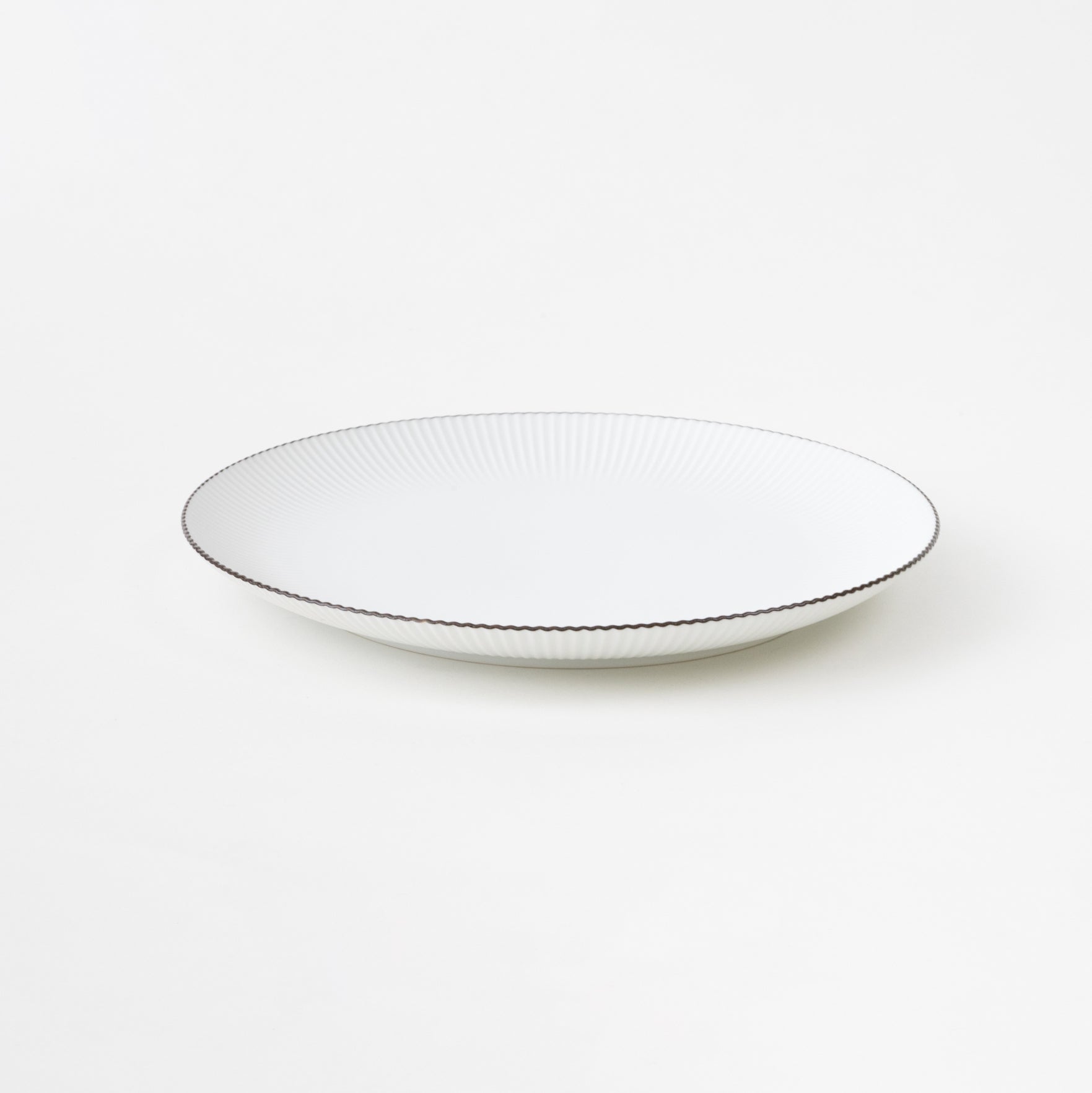 白磁ブラスト 鎬和皿（M）ふち錆あり – HULS GALLERY TOKYO | 現代工芸