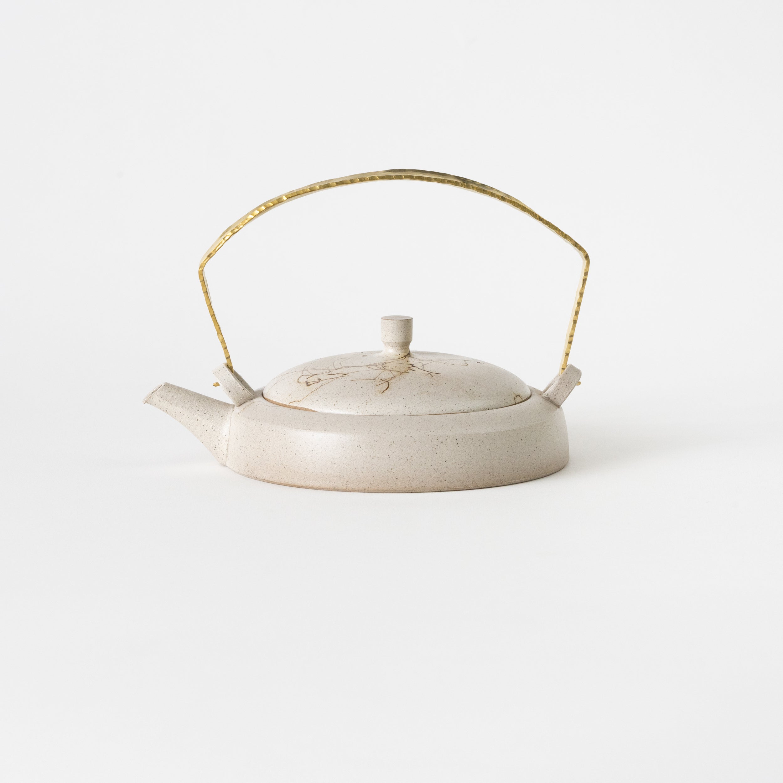 伊藤成二 / 金属手 白藻掛け 極平型土瓶 – HULS GALLERY TOKYO