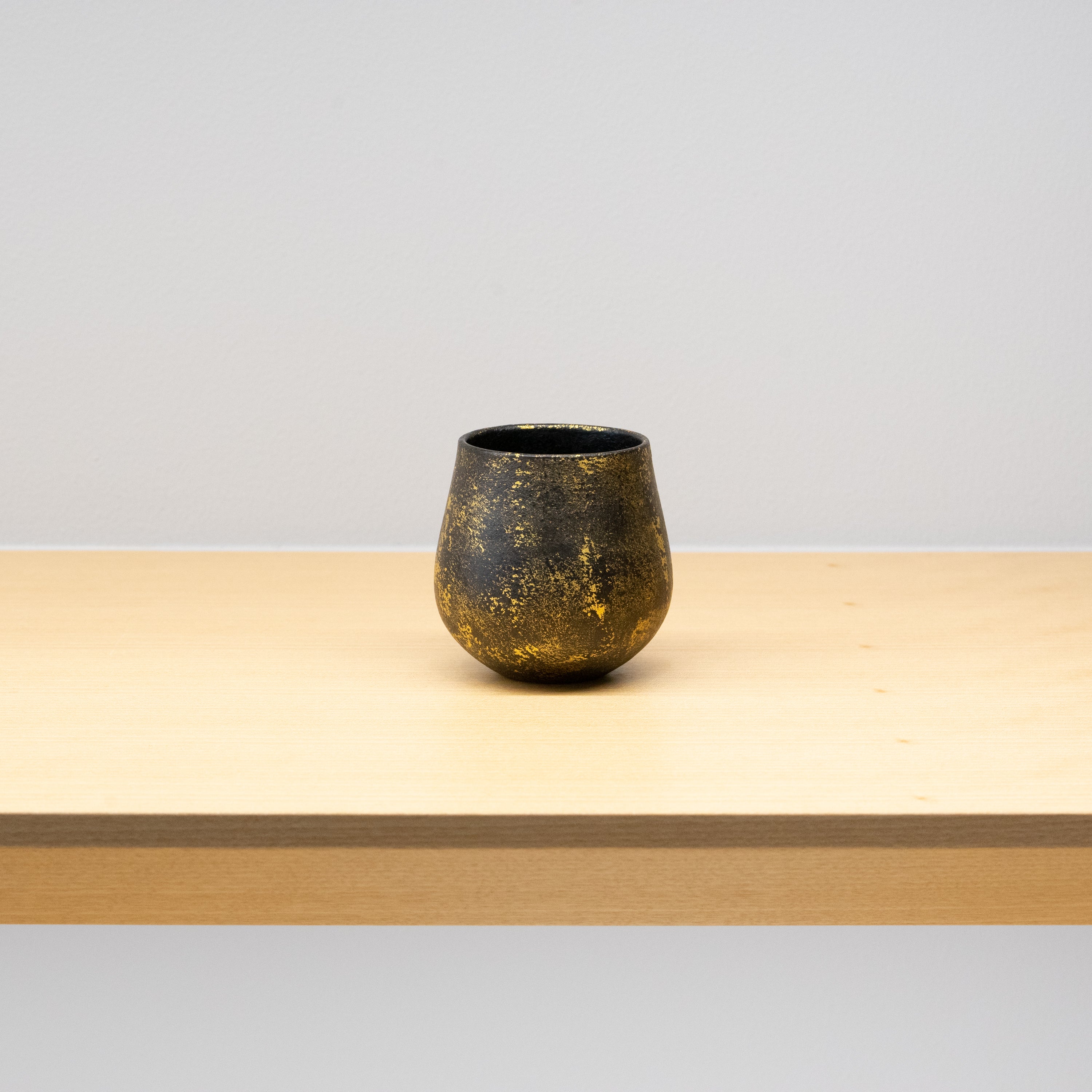 杉田明彦 / カップ 金彩 – HULS GALLERY TOKYO | 現代工芸ギャラリー