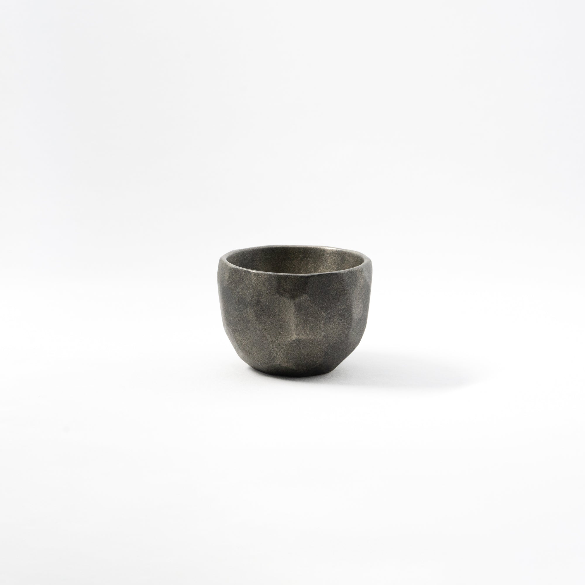 冨樫孝男 / 四分一塗 乱面取ぐい呑 – HULS GALLERY TOKYO | 現代工芸