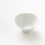 白瓷(初期伊万里釉)花型盃(大吟醸)