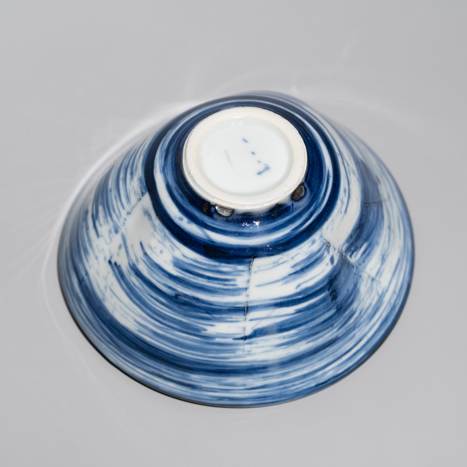 寺内信二 / 呉須刷毛魚紋 手作り抹茶碗（一点物） – HULS GALLERY