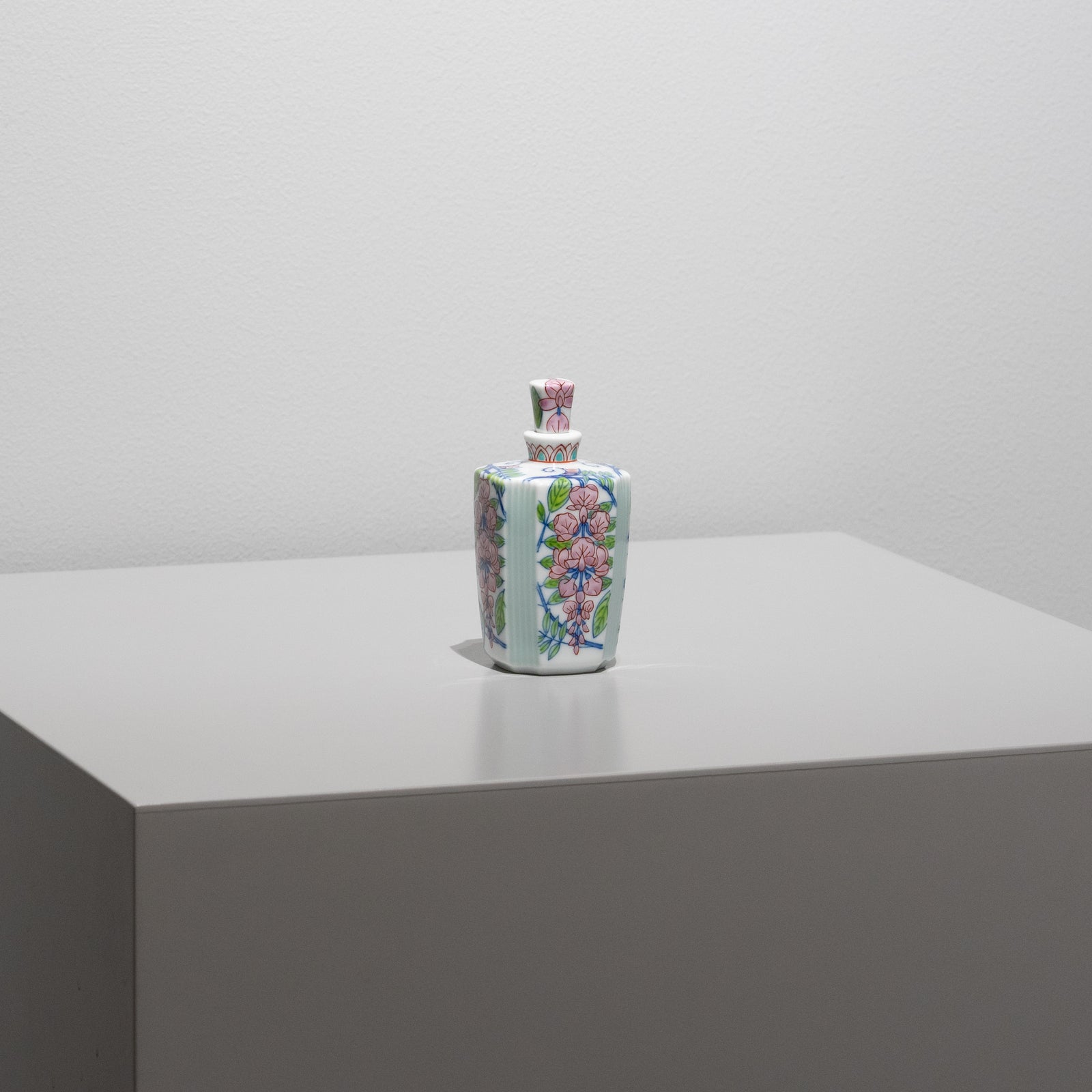 青磁藤角香水瓶 – HULS GALLERY TOKYO | 現代工芸ギャラリー