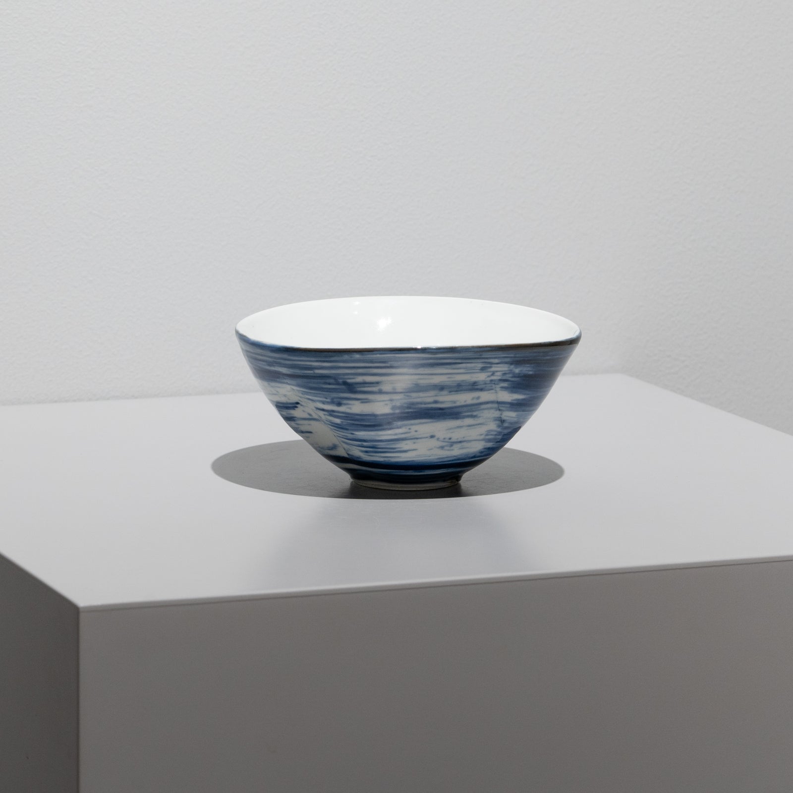 寺内信二 / 呉須刷毛魚紋 手作り抹茶碗（一点物） – HULS GALLERY