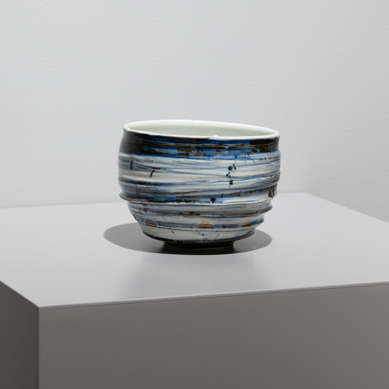 寺内信二 / 呉須刷毛 手作り抹茶碗（一点物） – HULS GALLERY TOKYO