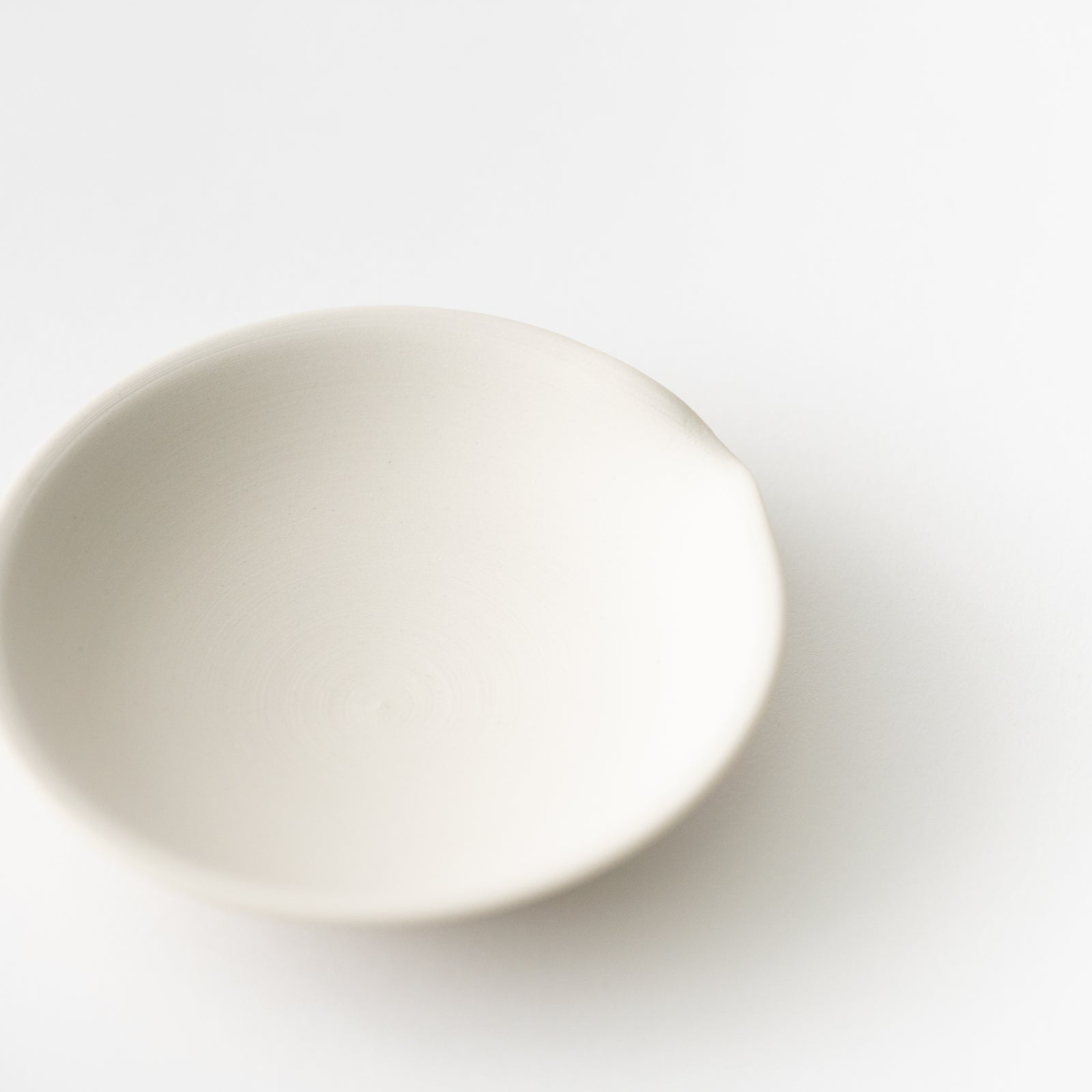 前川淳蔵 / 絞り出し 白土焼き締め – HULS GALLERY TOKYO | 現代