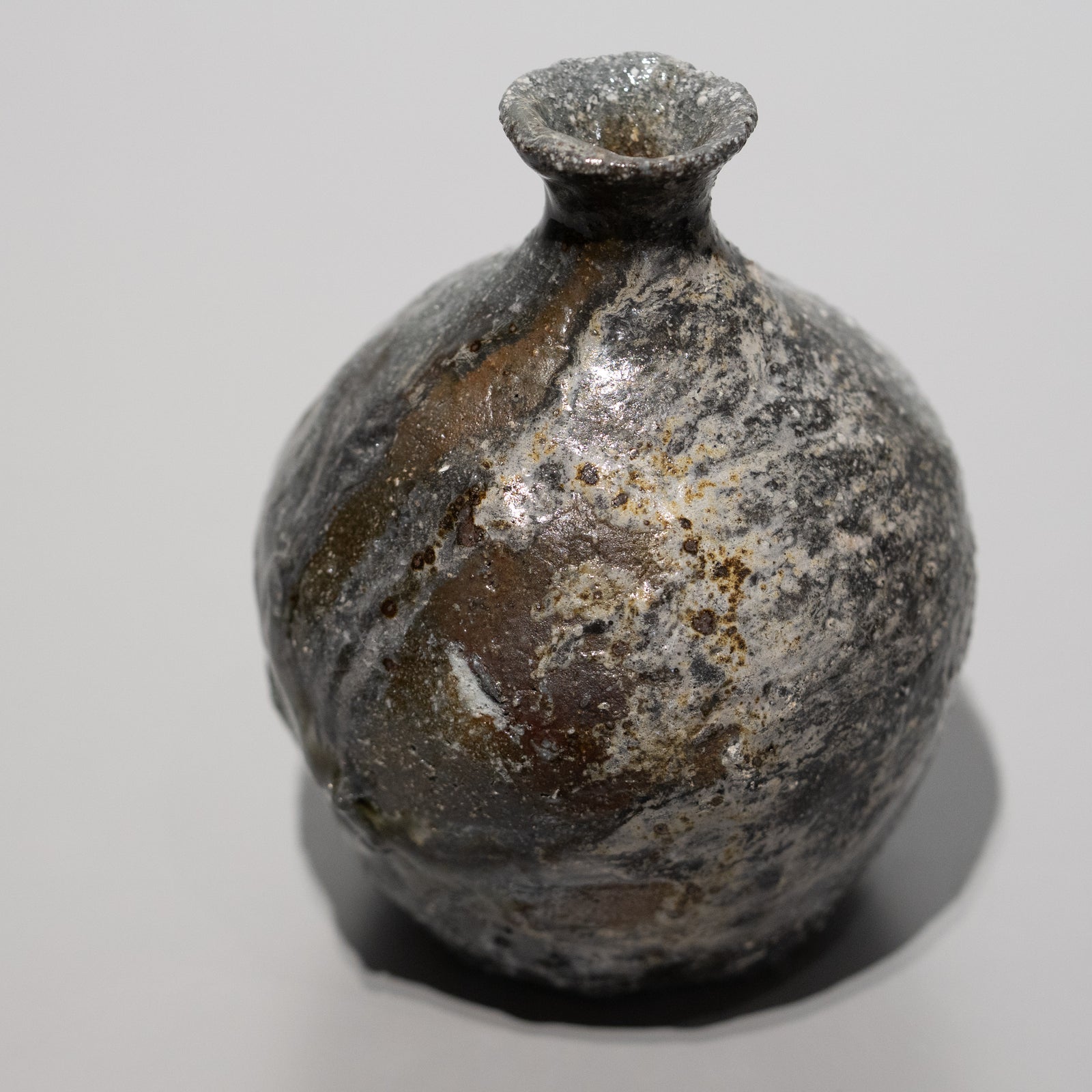 古信楽　徳利　時代物 澤克典 / 信楽 徳利（一点物） – HULS GALLERY TOKYO | 現代工芸