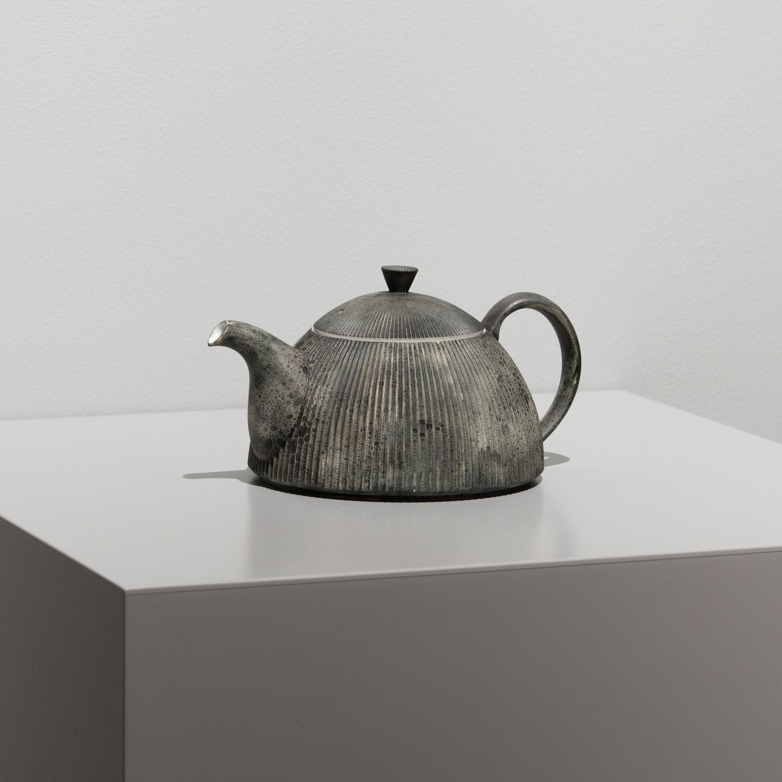 李荘窯 / Moon Surface 鎬ティーポット – HULS GALLERY TOKYO | 現代