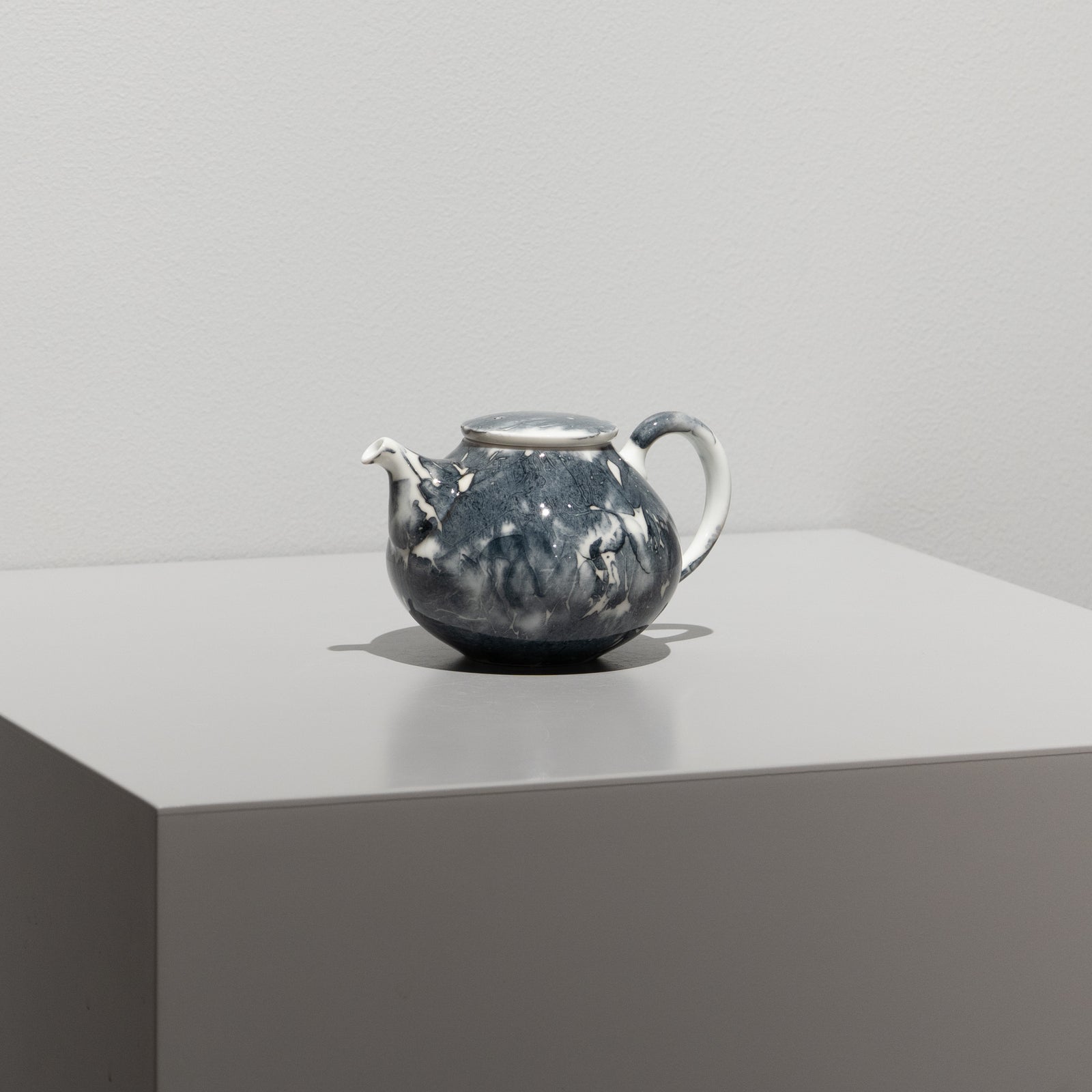 李荘窯 / 全面墨呉須垂込 ミニポット – HULS GALLERY TOKYO | 現代工芸