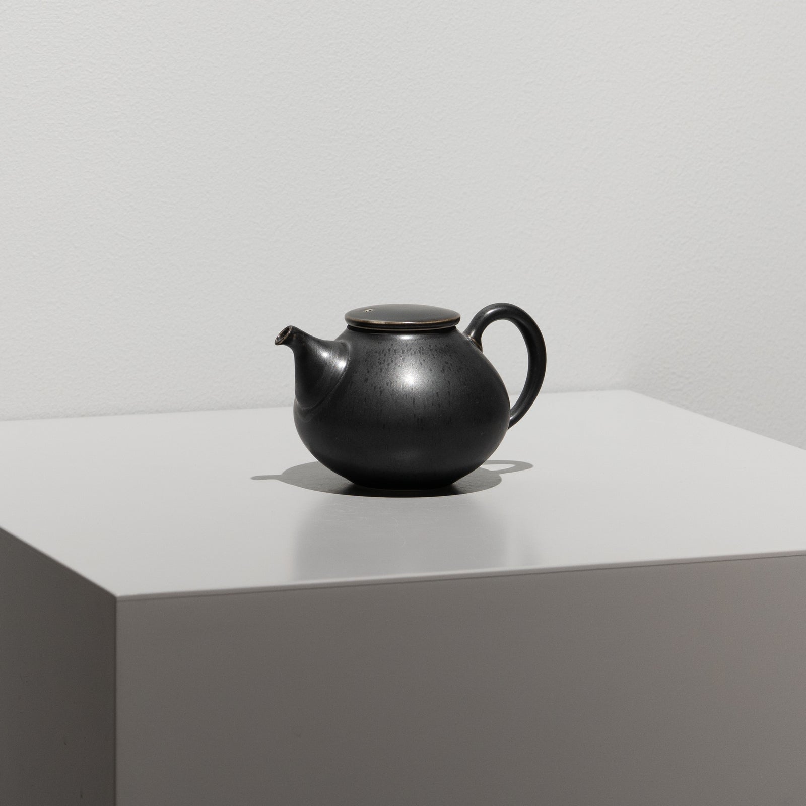 有田焼 李荘窯 スレートブラック 盛台☆ 李荘窯 / D黒マット ミニポット – HULS GALLERY TOKYO | 現代工芸