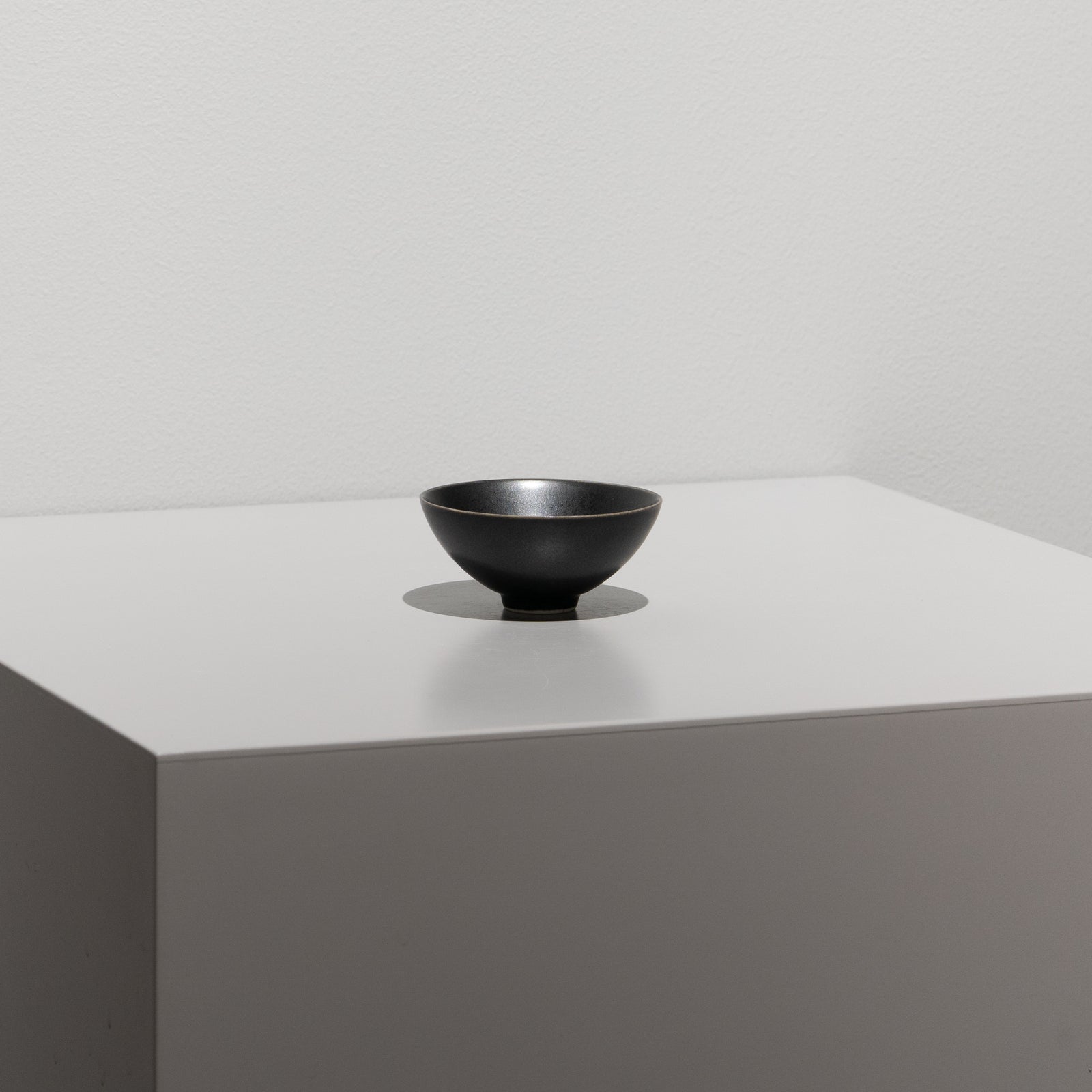 李荘窯 / D黒マット 平盃（深） – HULS GALLERY TOKYO | 現代工芸