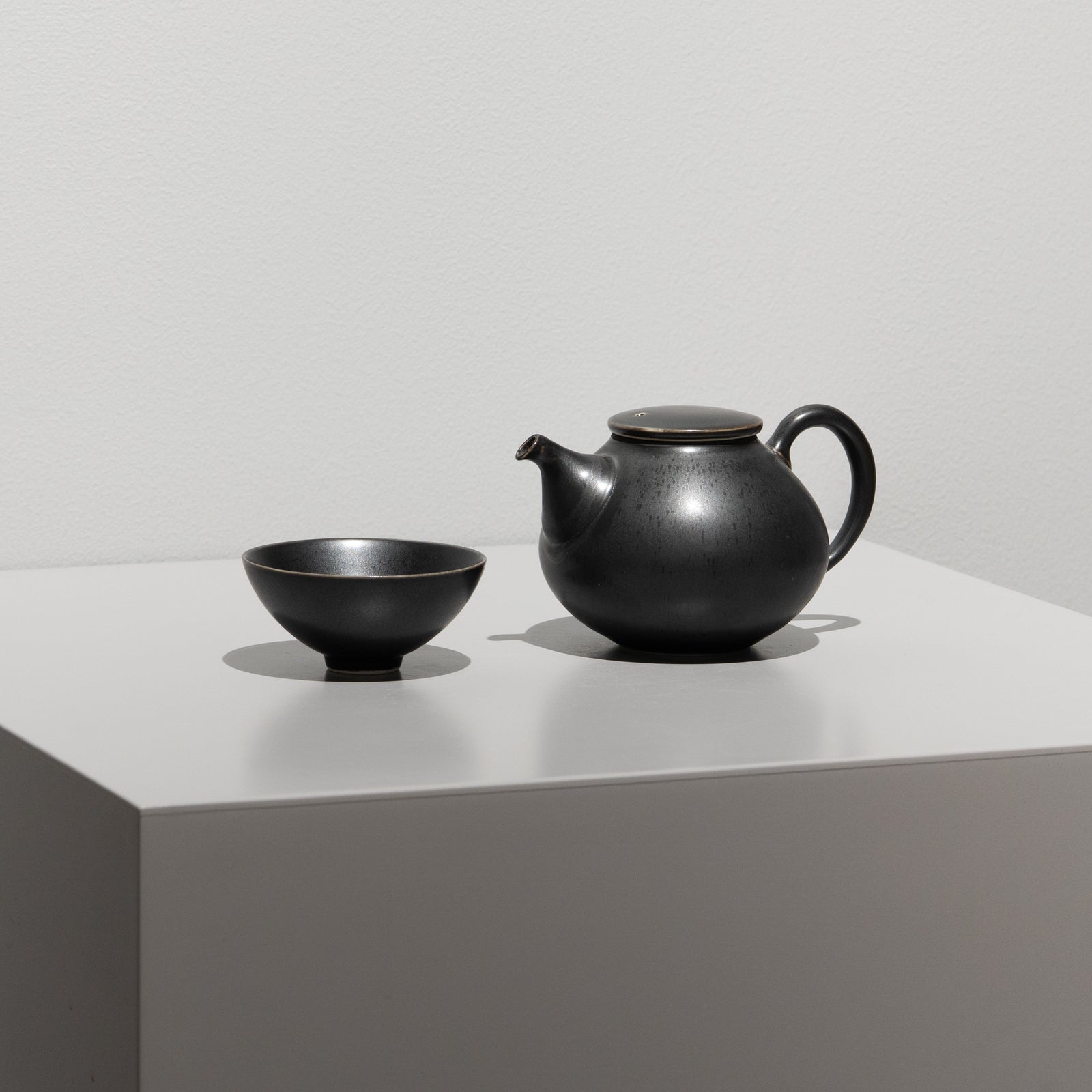 李荘窯 / D黒マット 平盃（深） – HULS GALLERY TOKYO | 現代工芸