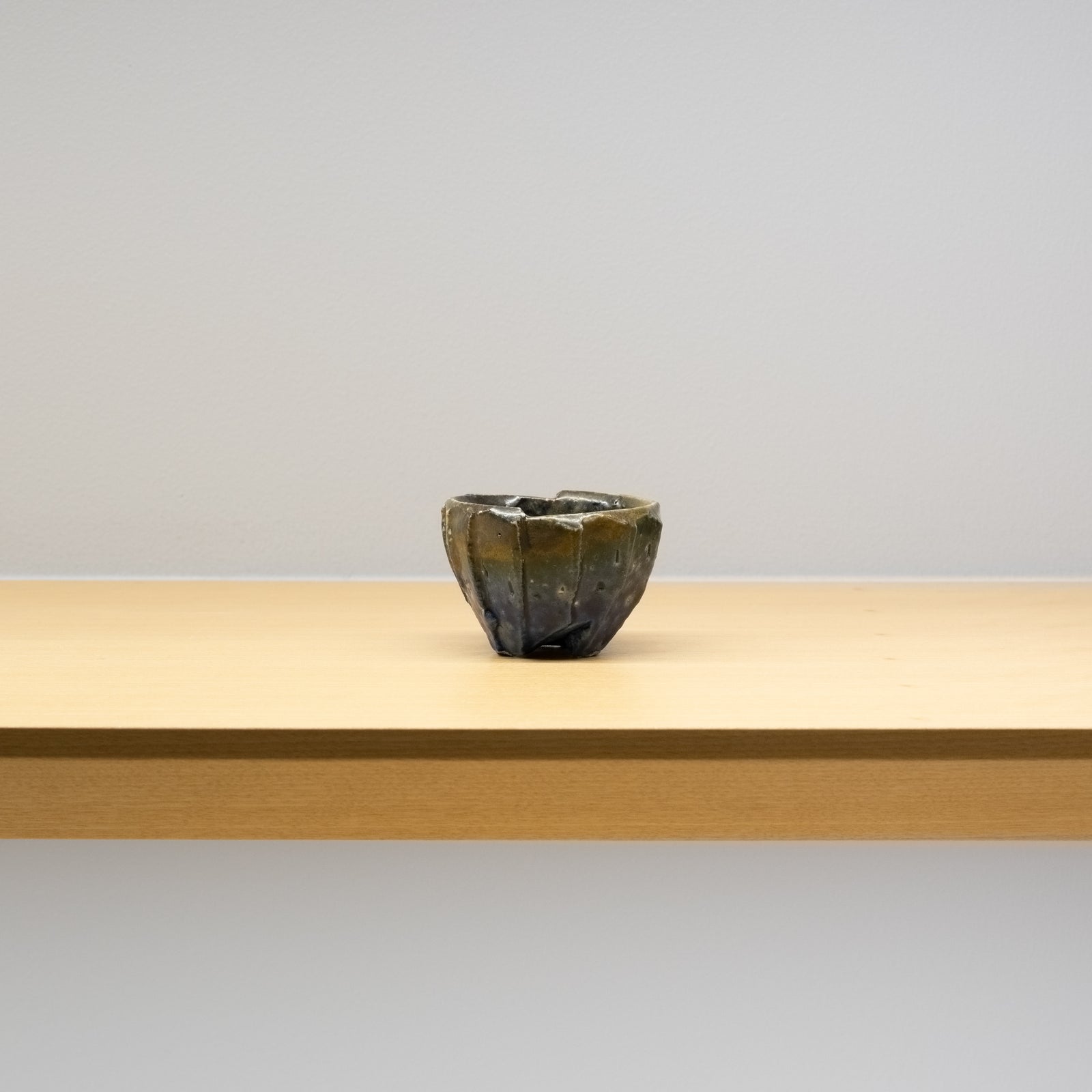 岡野法世　　信楽窯変珍品 ぐい呑　　美品　共箱　　共琹 1062 fg-369-87.JPG