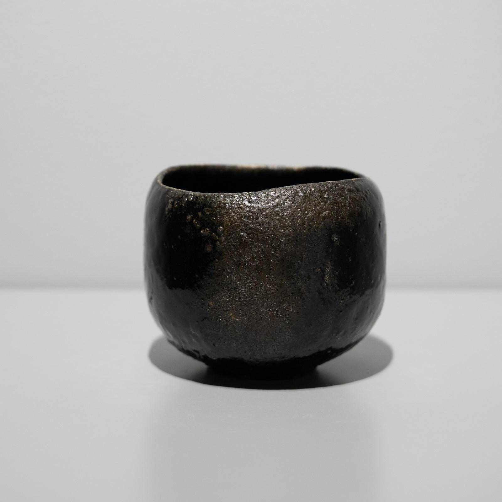 加藤亮太郎 / 引出黒茶碗（一点物） – HULS GALLERY TOKYO | 現代工芸ギャラリー