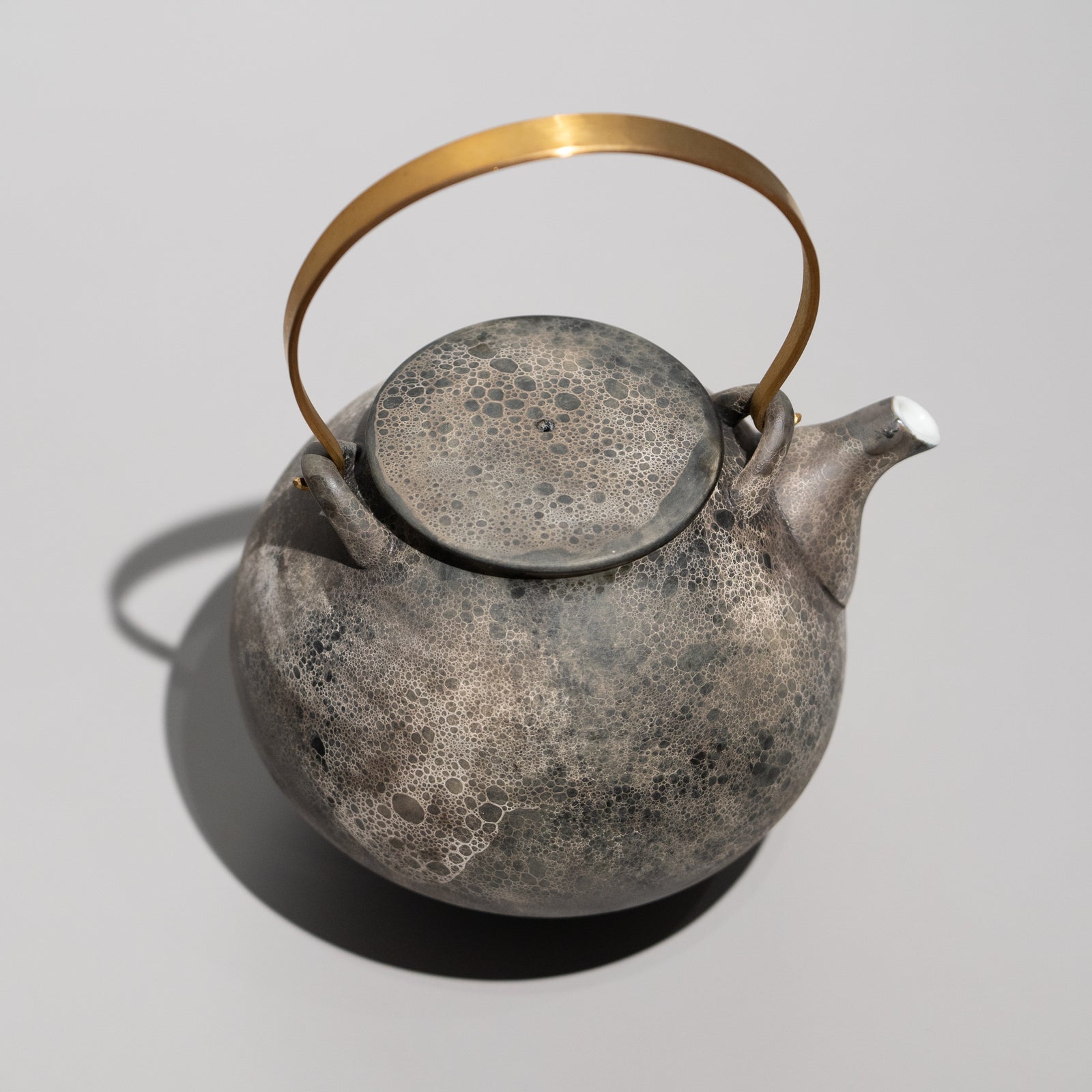 李荘窯 / Moon Surface 土瓶（大） – HULS GALLERY TOKYO | 現代工芸