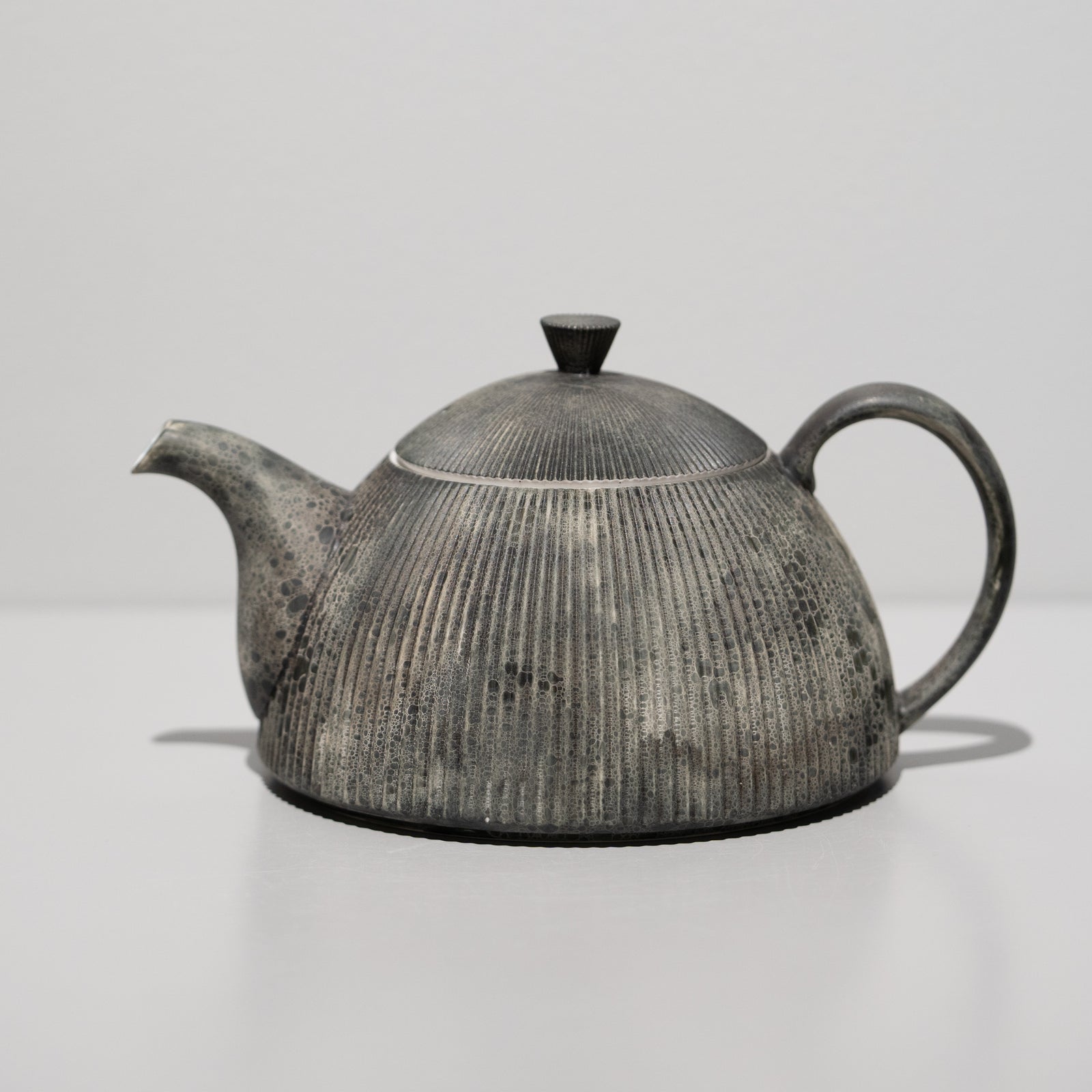 李荘窯 / Moon Surface 鎬ティーポット – HULS GALLERY TOKYO | 現代