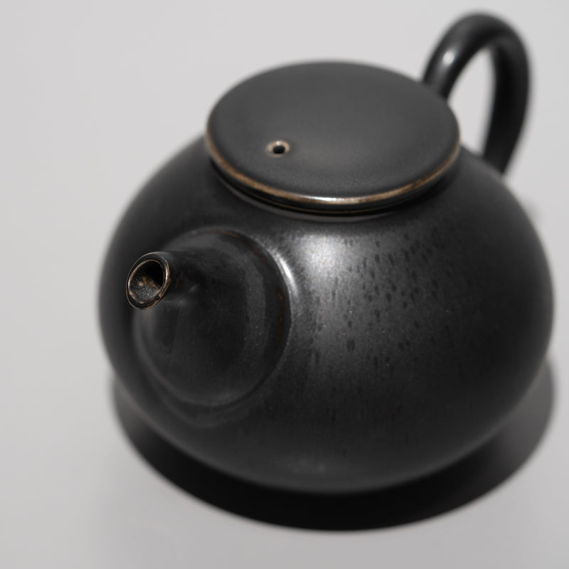 有田焼 李荘窯 スレートブラック 盛台☆ 李荘窯 / D黒マット ミニポット – HULS GALLERY TOKYO | 現代工芸