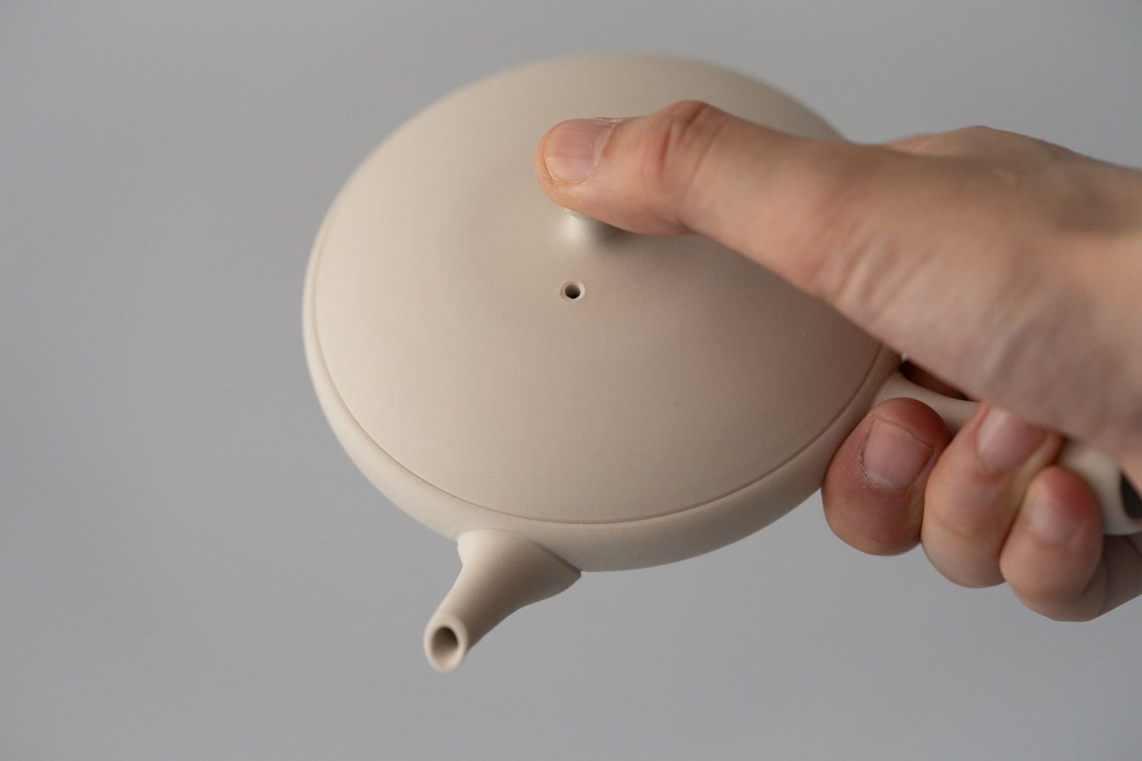 Junzo Maekawa / White Round Flat Teapot – HULS GALLERY TOKYO