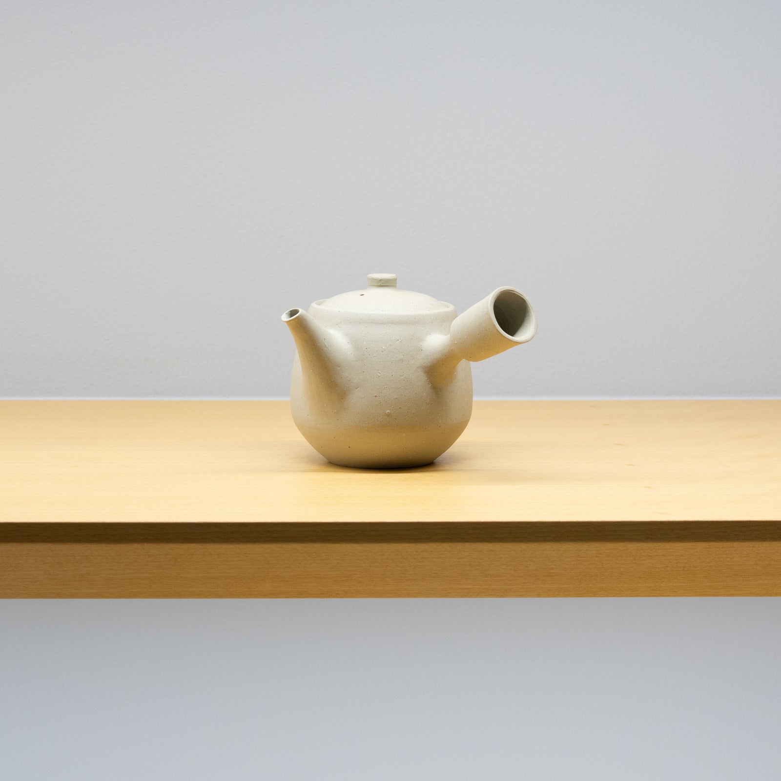 森本仁 / 白花 横手 急須（一点物） – HULS GALLERY TOKYO | 現代工芸