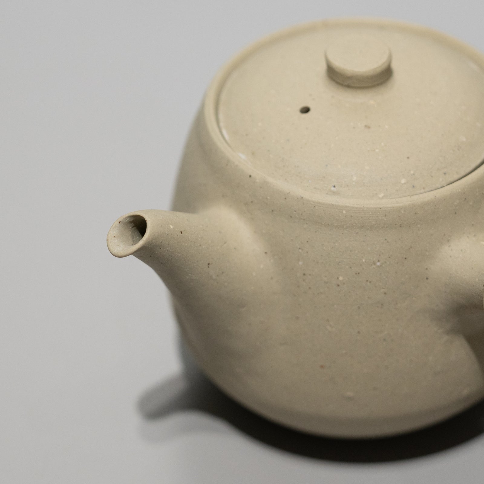 森本仁 / 白花 横手 急須（一点物） – HULS GALLERY TOKYO | 現代工芸