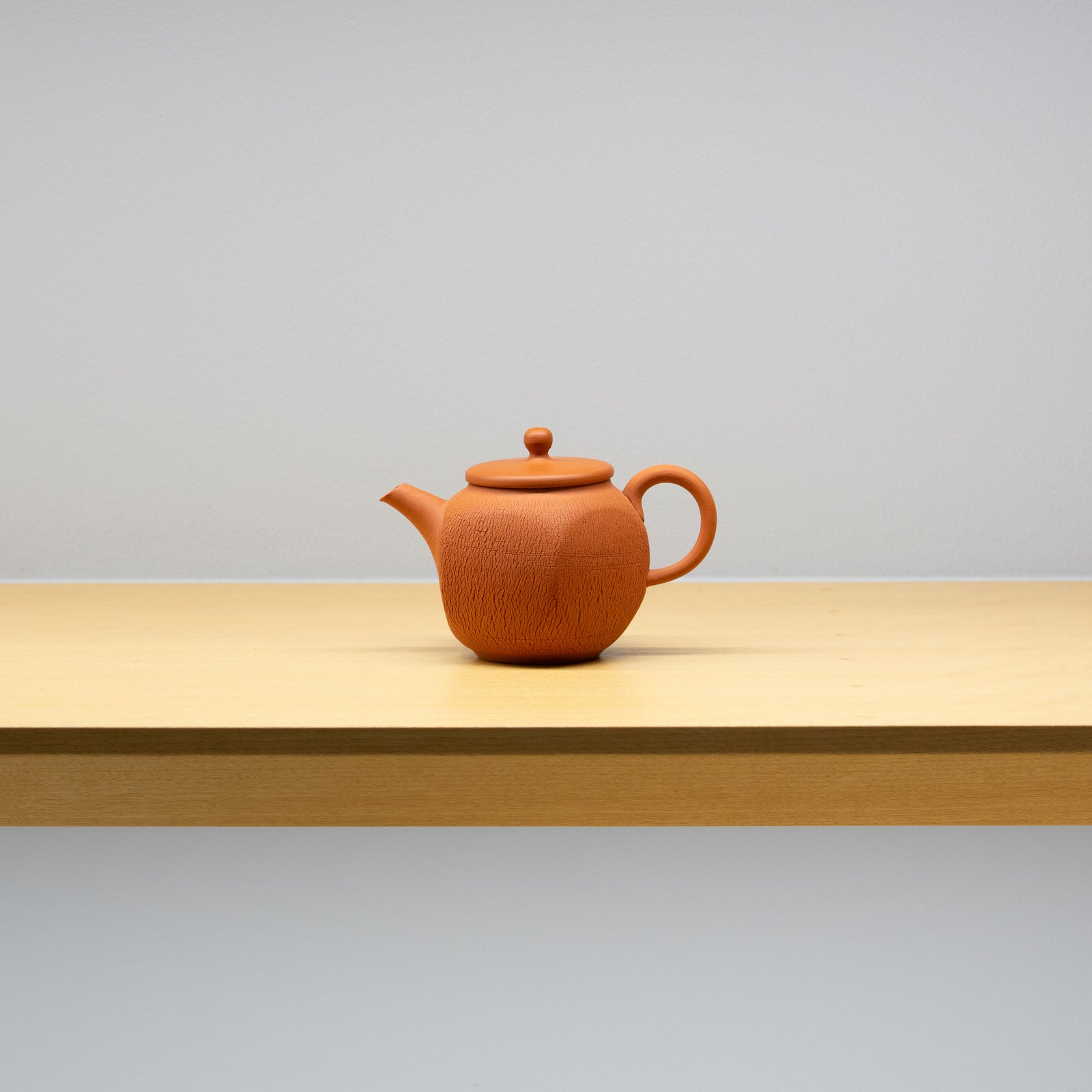 伊藤成二 / 嵐絞り 朱泥 茶壺 – HULS GALLERY TOKYO | 現代工芸