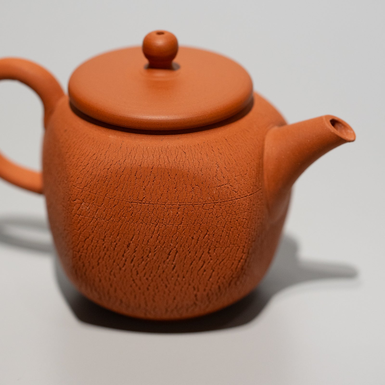 伊藤成二 / 嵐絞り 朱泥 茶壺 – HULS GALLERY TOKYO | 現代工芸ギャラリー