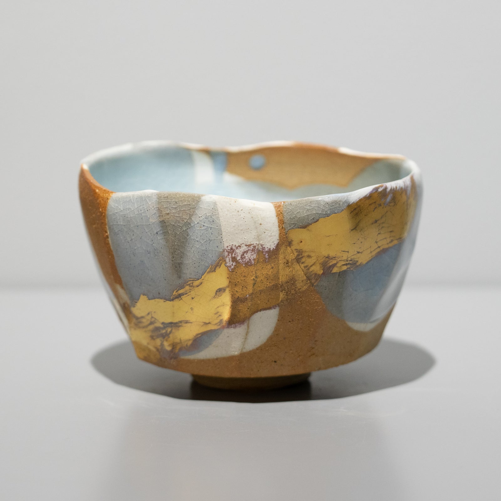 松林豊斎 / 茶碗 月白釉流シ金彩（一点物） – HULS GALLERY TOKYO