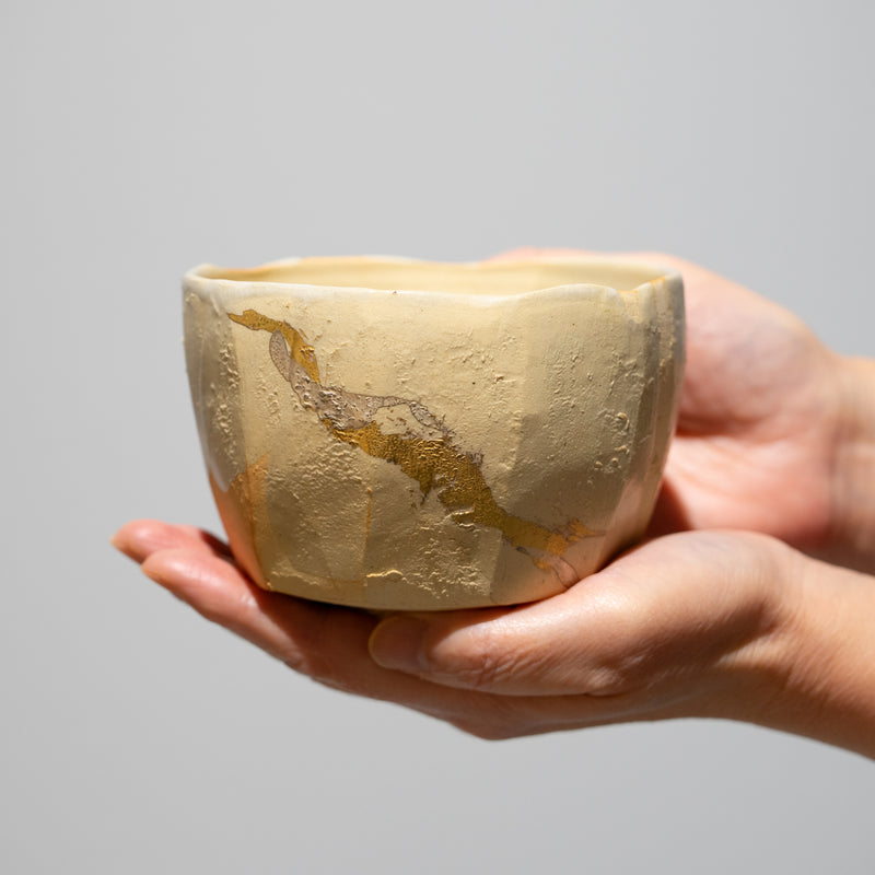 <tc>Hosai Matsubayashi / Tea Bowl Kase Overglaze (Gold and Silver Paint)</tc>