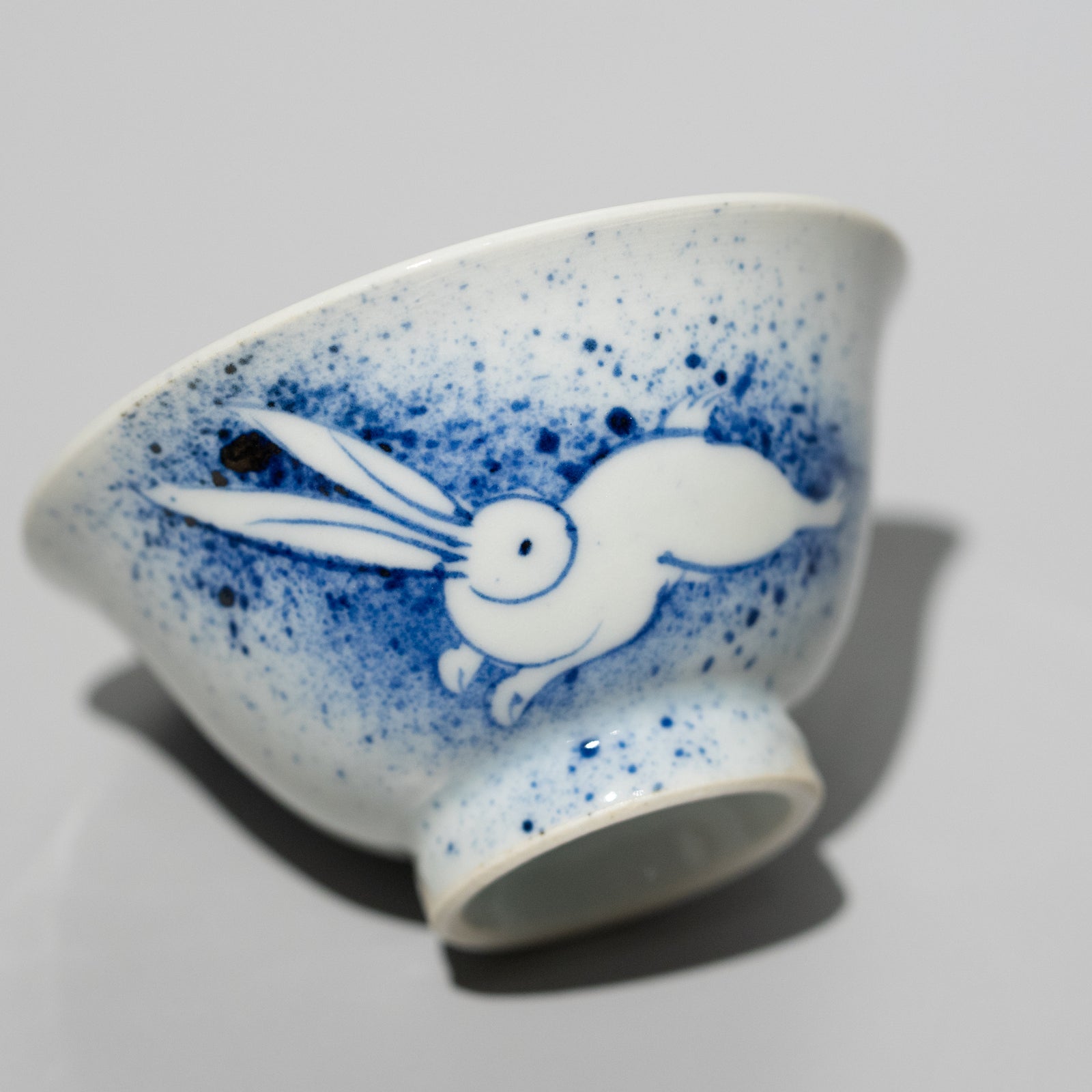 染付 ぐい呑 春白兎（一点物） – HULS GALLERY TOKYO | 現代工芸ギャラリー