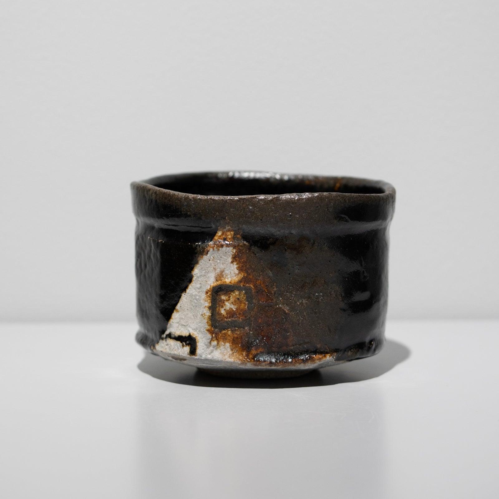 加藤亮太郎 / 黒織部茶碗（一点物） – HULS GALLERY TOKYO | 現代工芸ギャラリー