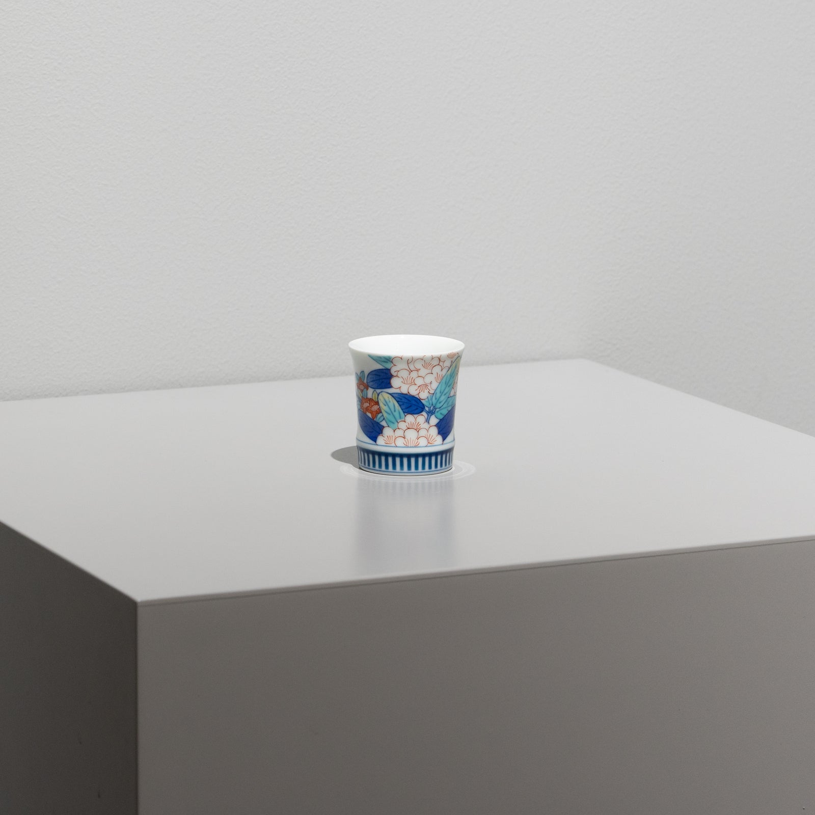 鍋島 石楠花文 ぐい呑 – HULS GALLERY TOKYO | 現代工芸ギャラリー