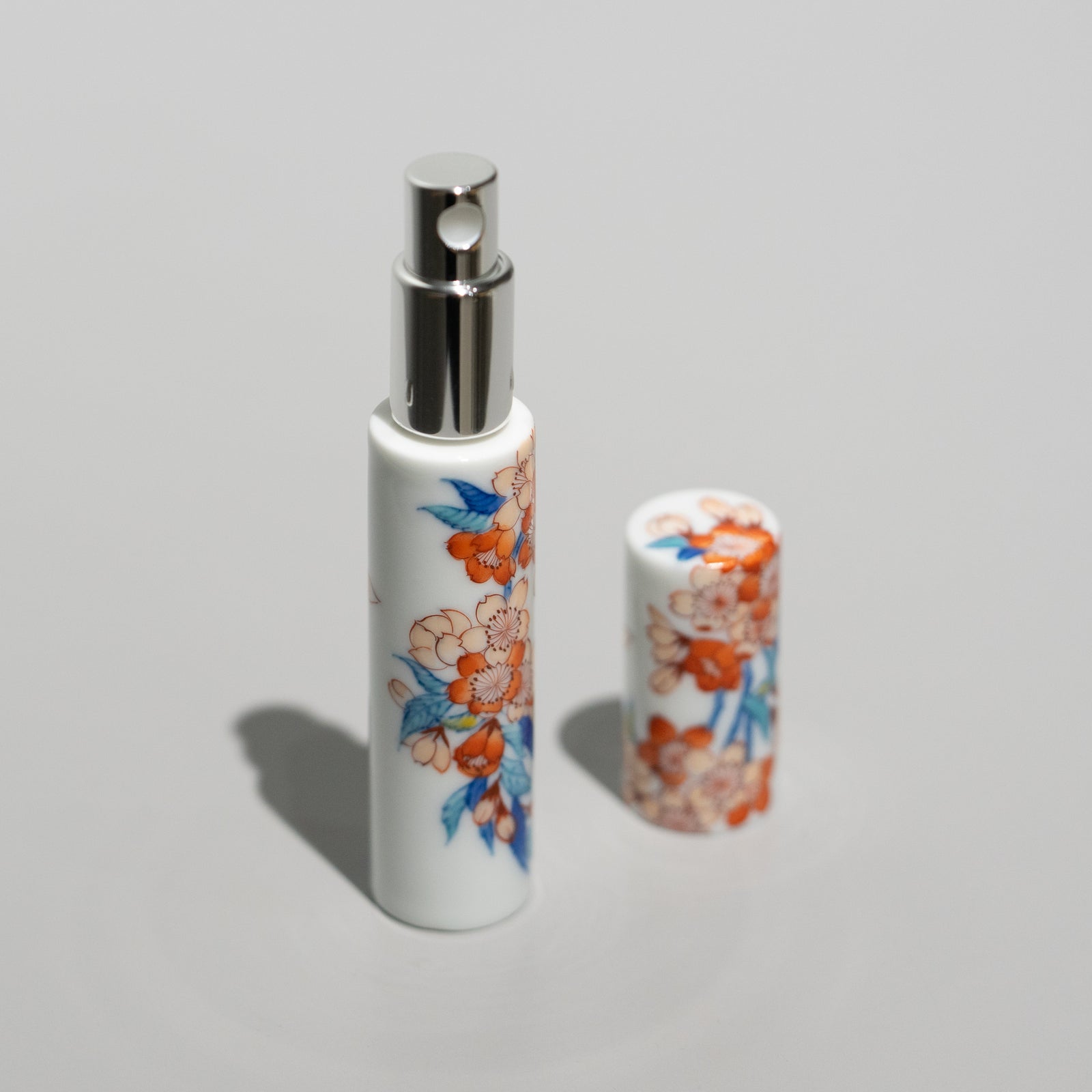 鍋島 桜文 アトマイザー香水瓶 – HULS GALLERY TOKYO | 現代工芸ギャラリー