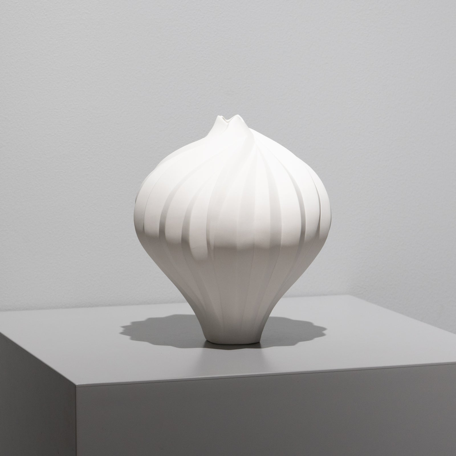 高橋奈己 / 白磁の実（一点物） – HULS GALLERY TOKYO | 現代工芸