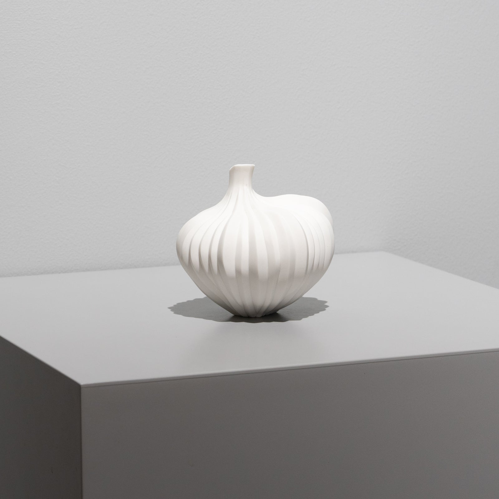 高橋奈己 / 白磁の実（一点物） – HULS GALLERY TOKYO | 現代工芸