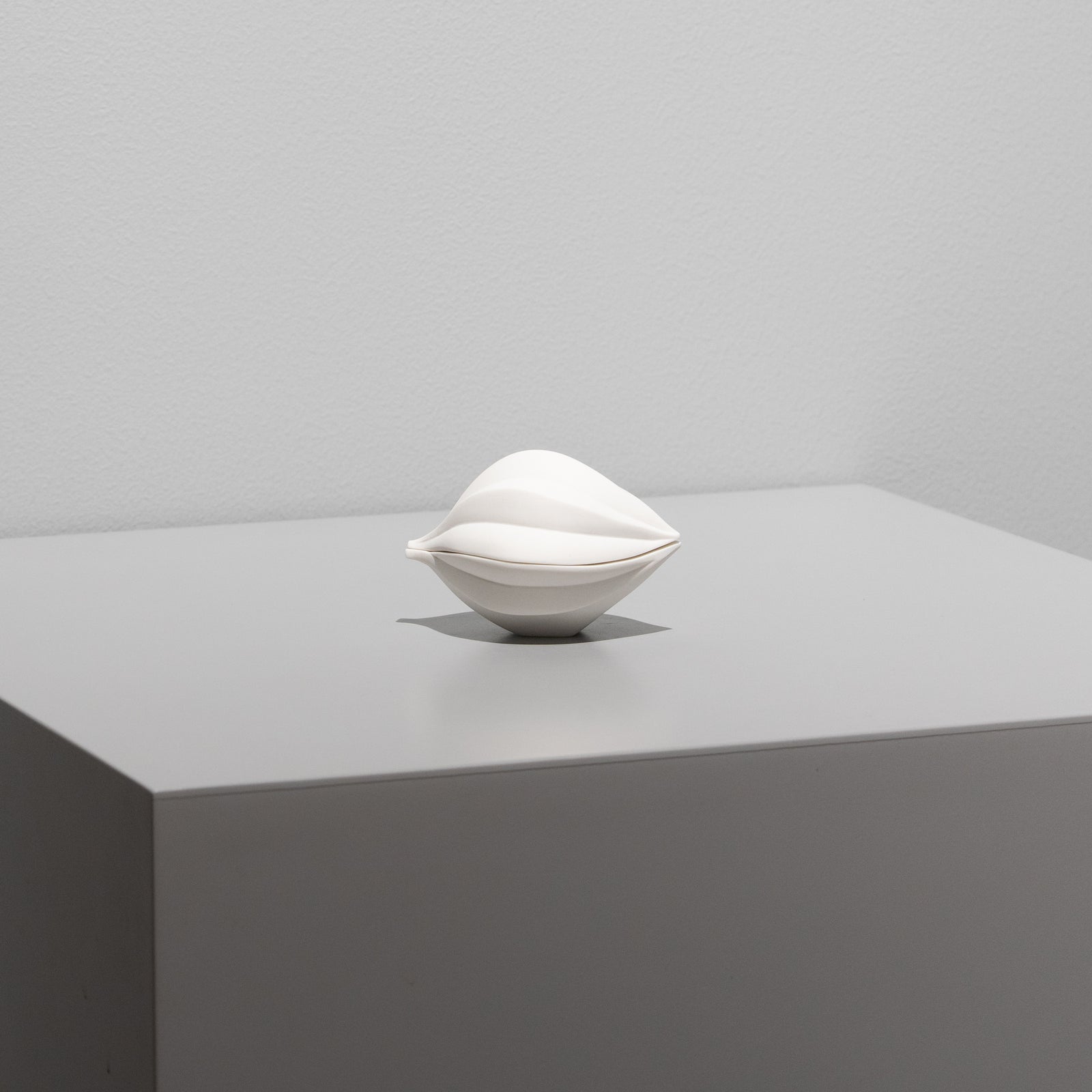 高橋奈己 / 白磁の実（一点物） – HULS GALLERY TOKYO | 現代工芸
