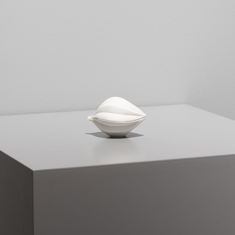 高橋奈己 / 白磁の実（一点物） – HULS GALLERY TOKYO | 現代工芸