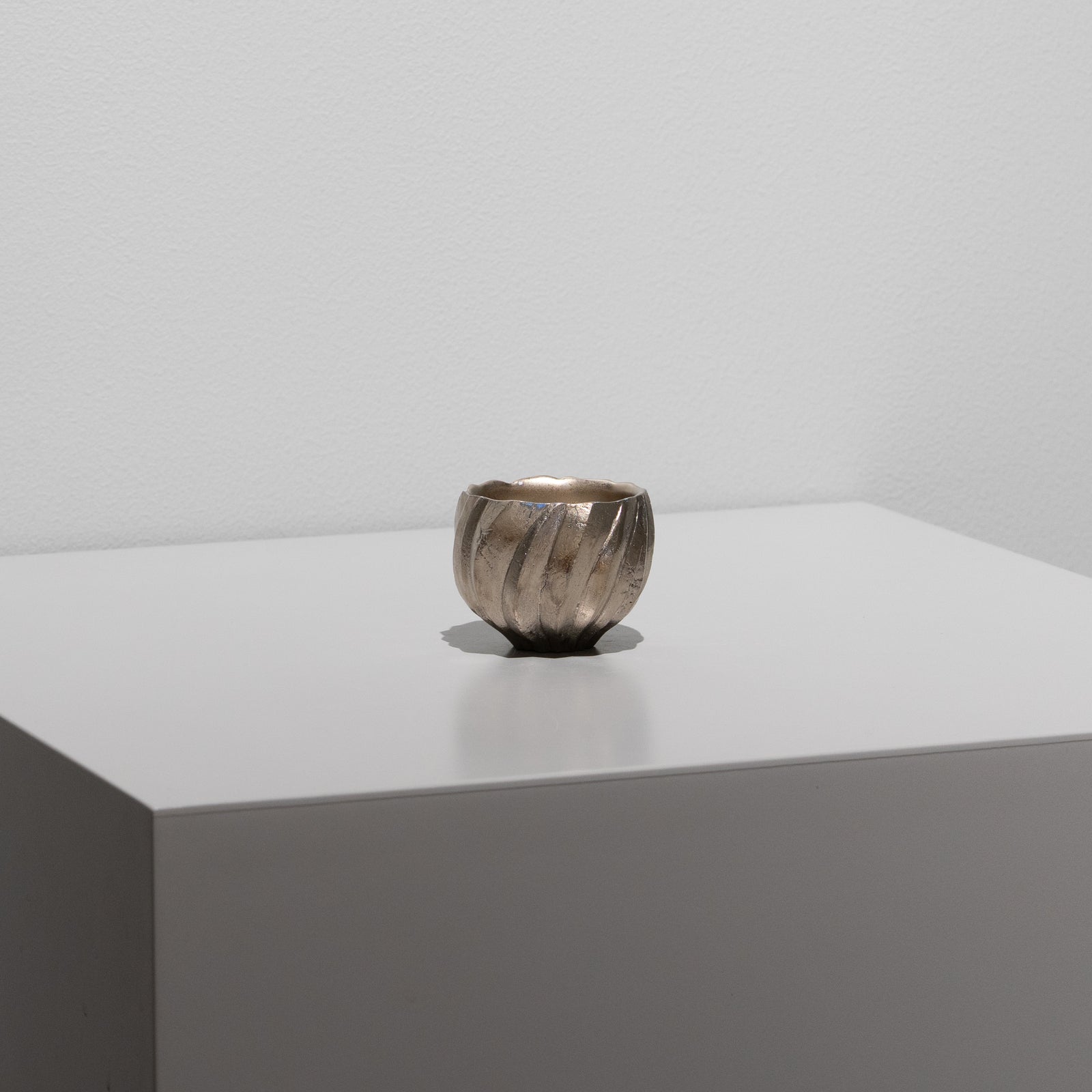 高橋奈己 / プラチナ彩呉須盃（一点物） – HULS GALLERY TOKYO | 現代